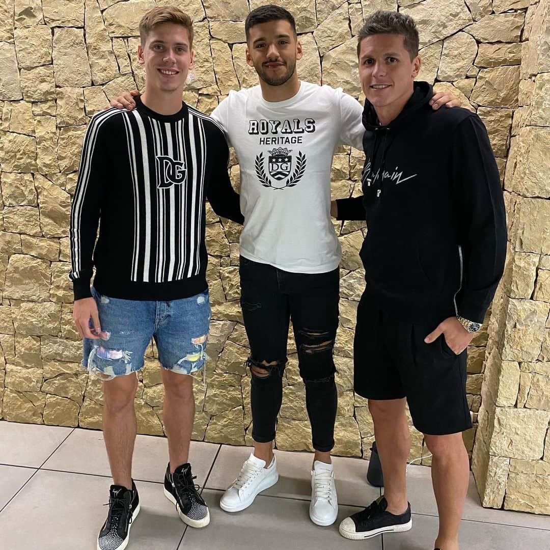 ヘロニモ・ルジのインスタグラム：「Tres leones en España 🦁 !」
