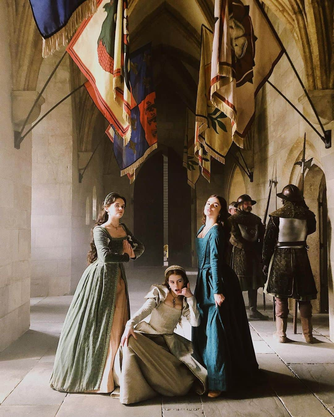 Amelia Gethingのインスタグラム：「Did someone say ... Pole and Boleyn girl band? 👑💅🏼  The tudor court ain’t finna know what hit it   #thespanishprincess」