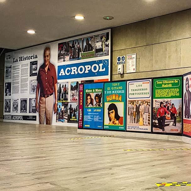 DeFlamenco.comのインスタグラム：「Acropol, el parque jurásico de la rumba by @gomezgufi   La exposición sobre el sello Acropol en el centro cultural Pilar Miró (Vallecas Villa, Madrid) enclavada dentro del ciclo Miradas Flamenkas es un espejismo. No existe. No es una exposición de arte. No hay vestigios arqueológicos, es un fake, como la reproducción de las cuevas de Altamira. La verdad de todo lo que se expone está ahí al lado. ¡Y da miedo!  Ya en la portada de nuestra web deflamenco.com   Y en este link   https://www.deflamenco.com/revista/especiales/acropol-el-parque-jurasico-de-la-rumba.html  #flamenco #flamencomadrid #vallecas #rumba」