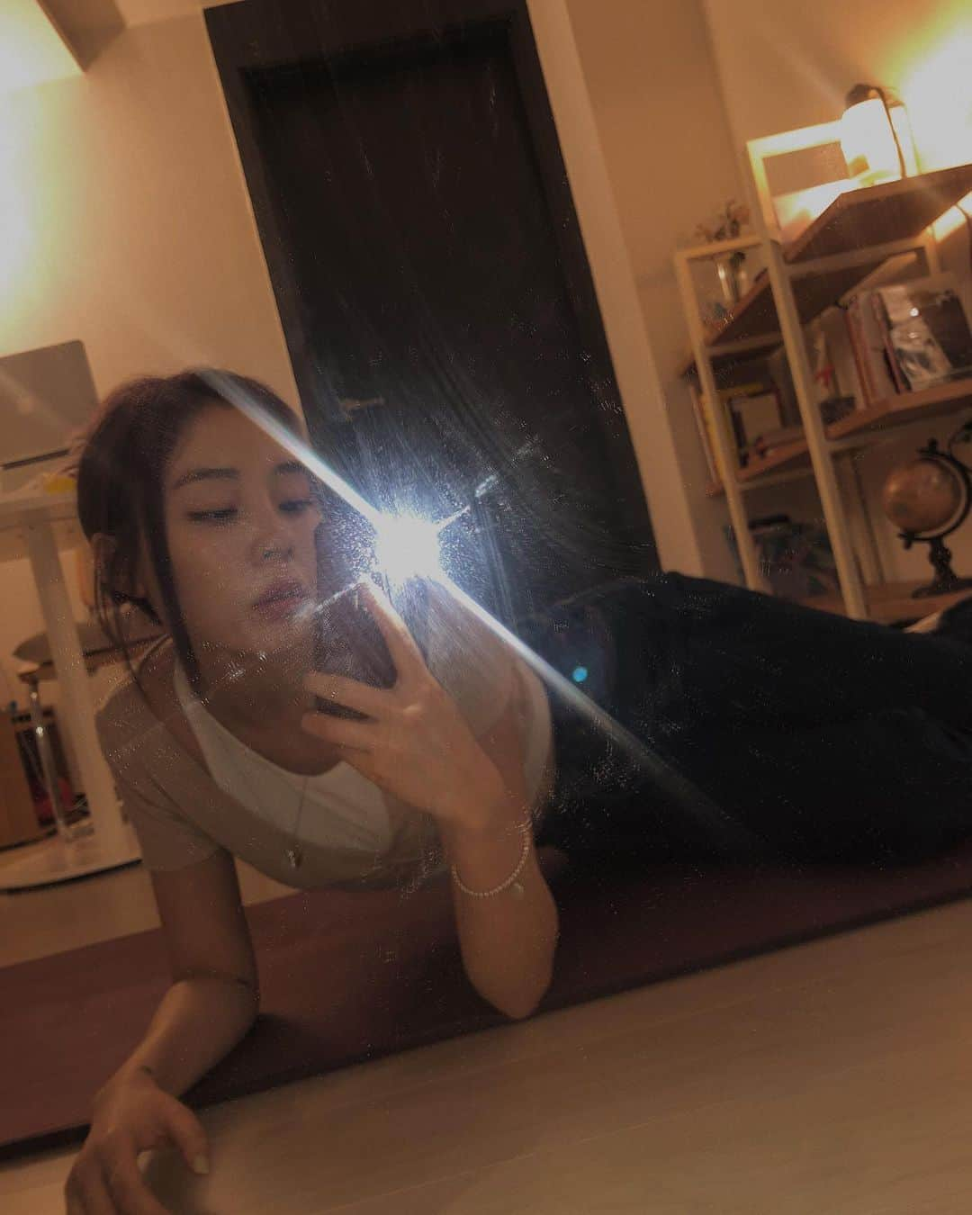 アシュリさんのインスタグラム写真 - (アシュリInstagram)「Never doing what you’re SUPPOSED to do on yoga mats🙃 also new vlog is up! 💻 link in bio :)」11月16日 23時42分 - ashleybchoi