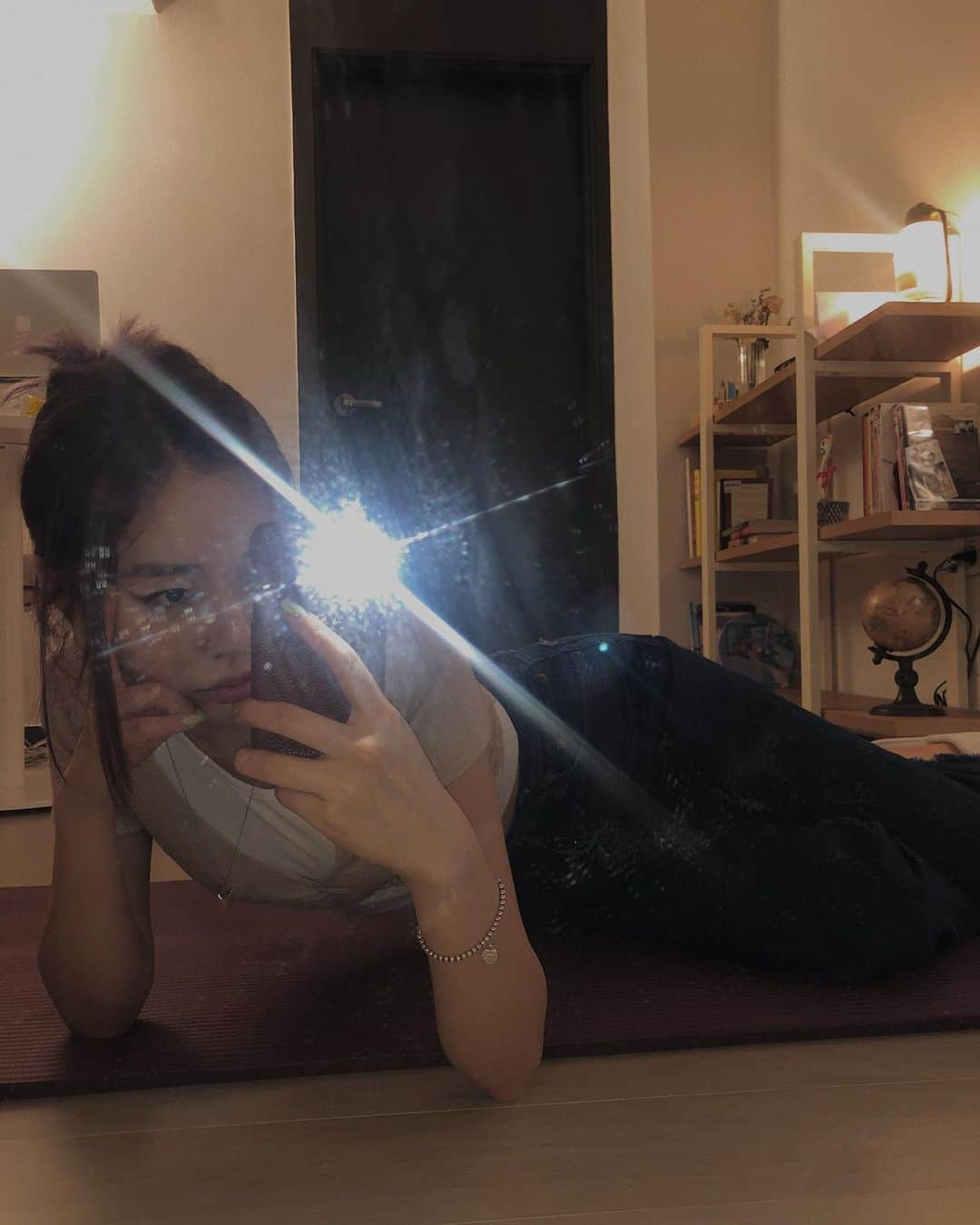 アシュリさんのインスタグラム写真 - (アシュリInstagram)「Never doing what you’re SUPPOSED to do on yoga mats🙃 also new vlog is up! 💻 link in bio :)」11月16日 23時42分 - ashleybchoi