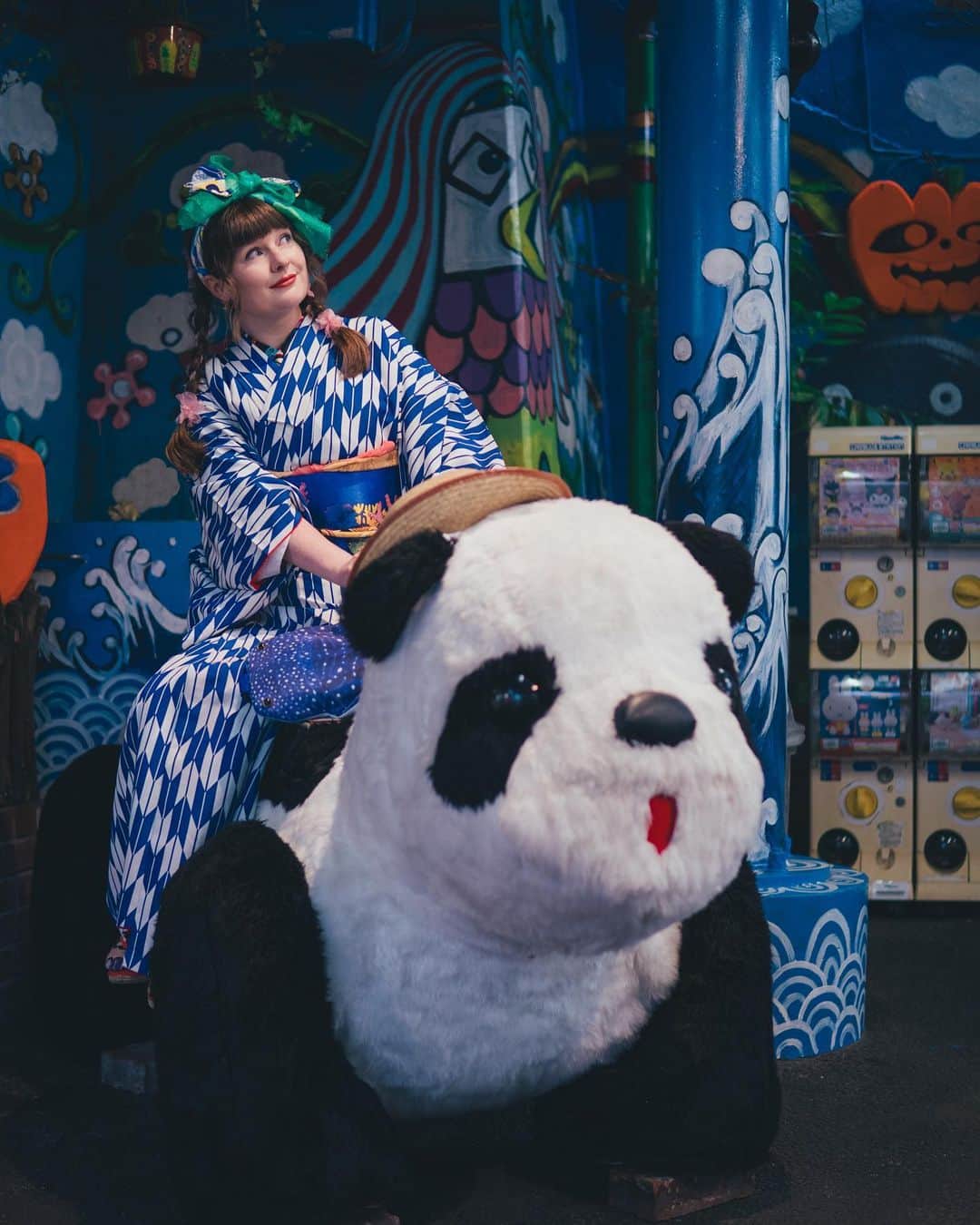 Anji SALZのインスタグラム：「Still thinking of my last kimono tour, where I got to style @grace.kirakira and had the most fun day out in kimono 👘🐳💓 She made a video about her experience too, so if you like, check out her YouTube 🥰❤️ Let’s hope I can continue my tours with the little new human tied to my back next year 😂❣️  #japanesekimono #kimonostyling」