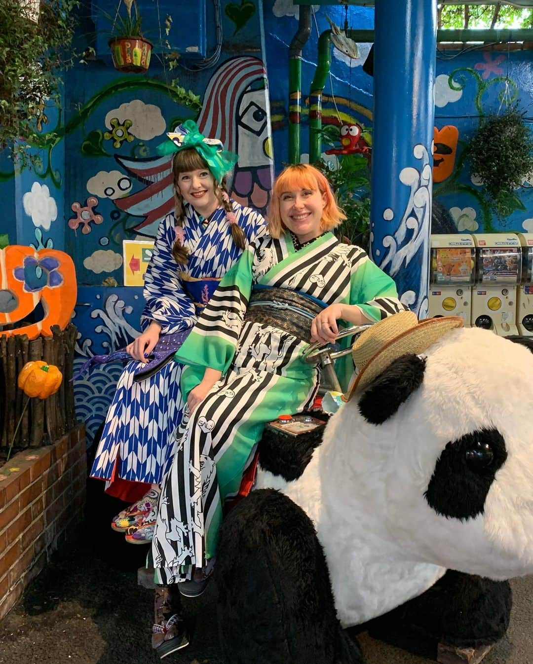 Anji SALZさんのインスタグラム写真 - (Anji SALZInstagram)「Still thinking of my last kimono tour, where I got to style @grace.kirakira and had the most fun day out in kimono 👘🐳💓 She made a video about her experience too, so if you like, check out her YouTube 🥰❤️ Let’s hope I can continue my tours with the little new human tied to my back next year 😂❣️  #japanesekimono #kimonostyling」11月16日 23時43分 - salztokyo