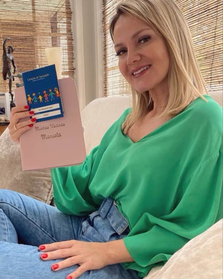 Eliana Michaelichin Bezerraのインスタグラム：「A Carteira de vacinação dos seus filhos está em dia? Vamos conversar sobre vacinação? O assunto é sério e todo mundo precisa saber mais a respeito! Vem comigo que hoje às 20h eu participo de uma Live sobre o assunto com a Dra. Helena Sato, coordenadora do Programa Estadual de Vacinação de SP e o Dr. Renato Kfouri (Presidente do Departamento de Imunizações da Sociedade Brasileira de Pediatria). Vou deixar o link nos stories para vocês acompanharem! Agora é a hora! @vivabem_uol #vacinacao #boravacinar #vacinacaoinfantil #MSD #publi」