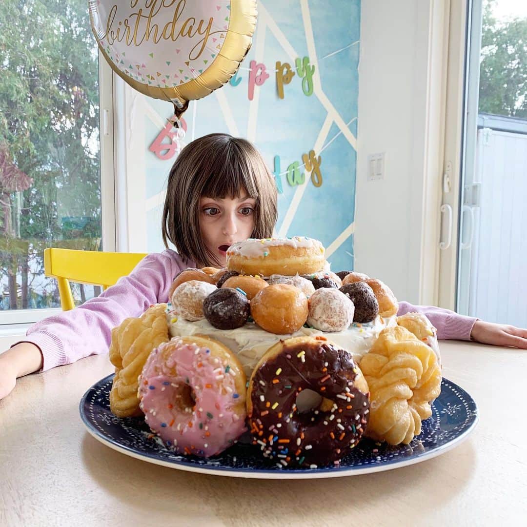 Ilana Wilesさんのインスタグラム写真 - (Ilana WilesInstagram)「HARLOW MADE THIS. From concept all the way through to execution. She wouldn’t even let me place a doughnut. May we all have the big baking energy of a 8yo who makes a giant doughnut cake for her own birthday, during a pandemic, when she can’t even invite friends over to help her eat it. 🍩🎂🎉」11月16日 23時54分 - mommyshorts