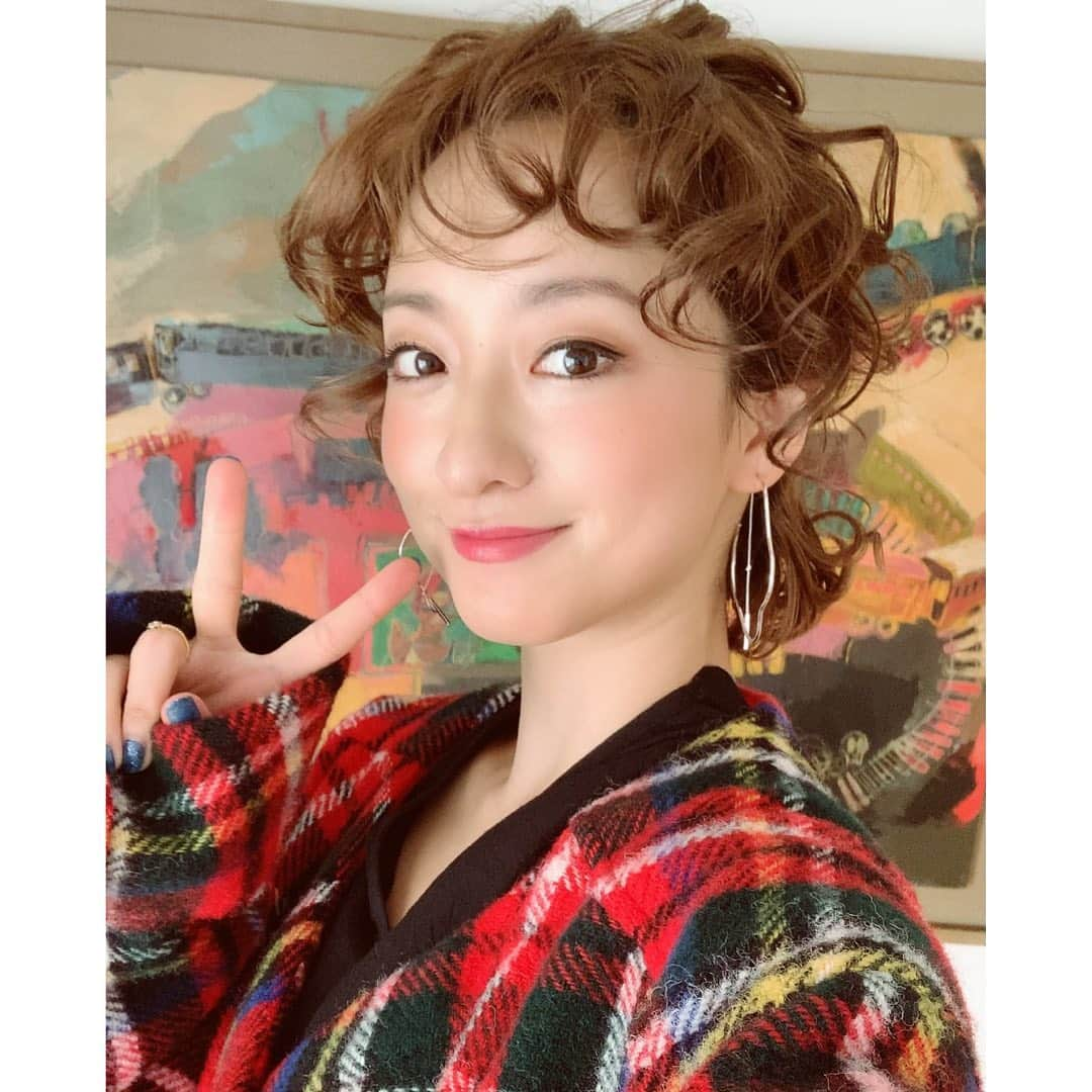 倉田茉美さんのインスタグラム写真 - (倉田茉美Instagram)「るるぶ&more 最終回おわりました。 「自分の気持ちに正直になりすぎない。ベースが幸せだと思わない。そんな風でいること、魅せること、幸せだと思える気持ちがすべて。」 ちいさなことから、仕事を通して、色んな人を通して、心からそう思わせてもらいました。 連載12回。こんなご時世の中で半年間、連載できたこと、撮影できたこと、コラム・イラストを書かせてもらえたこと、家族の様なスタッフに包まれたこと、感謝感謝しかありません。 初めてライターとしても、文章を書けたのは、皆さんが入念な用意や、アポや、わがままを察してくれたお陰です。 心が苦しいとき、楽しいとき、文章に起こしたり、写真を通して、笑顔でいれたこと。 いつも可愛くしてもらえて本当に楽しかった。 これからもそんな気持ちを、本当でも、時には嘘でもいいから、一生懸命に、真っ直ぐに、大切にしたい。 総編集・監督の中村さん、カメラマンのナカタさん(いつかウエディングの撮影の時もお願いするぞ😁✌️)ヘアメイク青田さん、マネージャー前原さん、スタイリストあぞいさん、社長にのさん、マネージャー梅さん、ヘアメイクちひろさん、関わってくれたお店、書店の皆様、相方達、携わってくれたみなさん。 本当に本当に本当にありがとう。 最高に、最高に、最高に、楽しかった！  残り４話皆さん是非見てね！ ストーリーから、一瞬でもいいので、暇な時にでも覗いてみて下さい。 誰かが救われたり、自分が幸せになれること、たくさんたくさん書いて、描いて、笑ってます。 大好き！感謝！  #るるぶ　@rurubuandmore  #くらたまみ Special thank you @stylist_mikiazoi  @hairmakeup_mayu @chihirops  コート、トップス、パンツ @husedvintageclothing  ピアス、ブーツ @randa_pic」11月16日 23時47分 - sena_sayu122