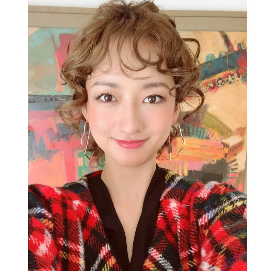 倉田茉美さんのインスタグラム写真 - (倉田茉美Instagram)「るるぶ&more 最終回おわりました。 「自分の気持ちに正直になりすぎない。ベースが幸せだと思わない。そんな風でいること、魅せること、幸せだと思える気持ちがすべて。」 ちいさなことから、仕事を通して、色んな人を通して、心からそう思わせてもらいました。 連載12回。こんなご時世の中で半年間、連載できたこと、撮影できたこと、コラム・イラストを書かせてもらえたこと、家族の様なスタッフに包まれたこと、感謝感謝しかありません。 初めてライターとしても、文章を書けたのは、皆さんが入念な用意や、アポや、わがままを察してくれたお陰です。 心が苦しいとき、楽しいとき、文章に起こしたり、写真を通して、笑顔でいれたこと。 いつも可愛くしてもらえて本当に楽しかった。 これからもそんな気持ちを、本当でも、時には嘘でもいいから、一生懸命に、真っ直ぐに、大切にしたい。 総編集・監督の中村さん、カメラマンのナカタさん(いつかウエディングの撮影の時もお願いするぞ😁✌️)ヘアメイク青田さん、マネージャー前原さん、スタイリストあぞいさん、社長にのさん、マネージャー梅さん、ヘアメイクちひろさん、関わってくれたお店、書店の皆様、相方達、携わってくれたみなさん。 本当に本当に本当にありがとう。 最高に、最高に、最高に、楽しかった！  残り４話皆さん是非見てね！ ストーリーから、一瞬でもいいので、暇な時にでも覗いてみて下さい。 誰かが救われたり、自分が幸せになれること、たくさんたくさん書いて、描いて、笑ってます。 大好き！感謝！  #るるぶ　@rurubuandmore  #くらたまみ Special thank you @stylist_mikiazoi  @hairmakeup_mayu @chihirops  コート、トップス、パンツ @husedvintageclothing  ピアス、ブーツ @randa_pic」11月16日 23時47分 - sena_sayu122