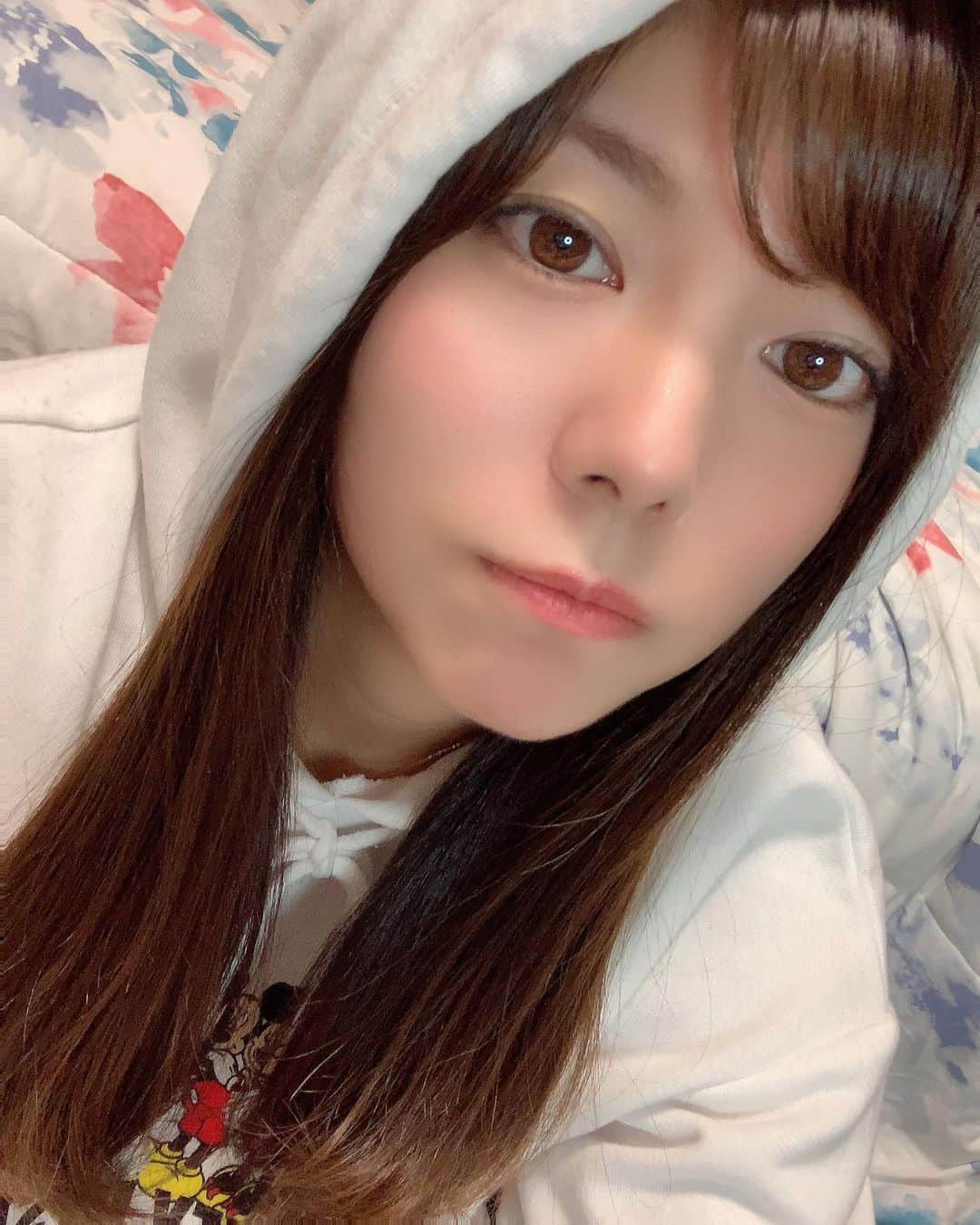 熊林保奈美のインスタグラム：「* . レースウィークしか更新してない人になってたけど 生きてます〜 . まだ昼間は日出てたら暖かいけど 夜寒くなってきたね〜 そろそろ暖かいお布団出さないと👏🏻 (親曰く小さい頃から寝てる時暑がって だいたい布団蹴飛ばして寝てるらしいけどね😀) . . 今週末はS耐と86レース併催で茂木だ！ 早くサーキット行きたいなぁ☺️ さ、おやすみ🌙 . . * #埼玉トヨペットサポーターズ #レースクイーン #RQ #熊林保奈美 #道産子 #Japanesegirl #paddokgirls #pitgirl #instalike #맞팔 #selfie #selca」