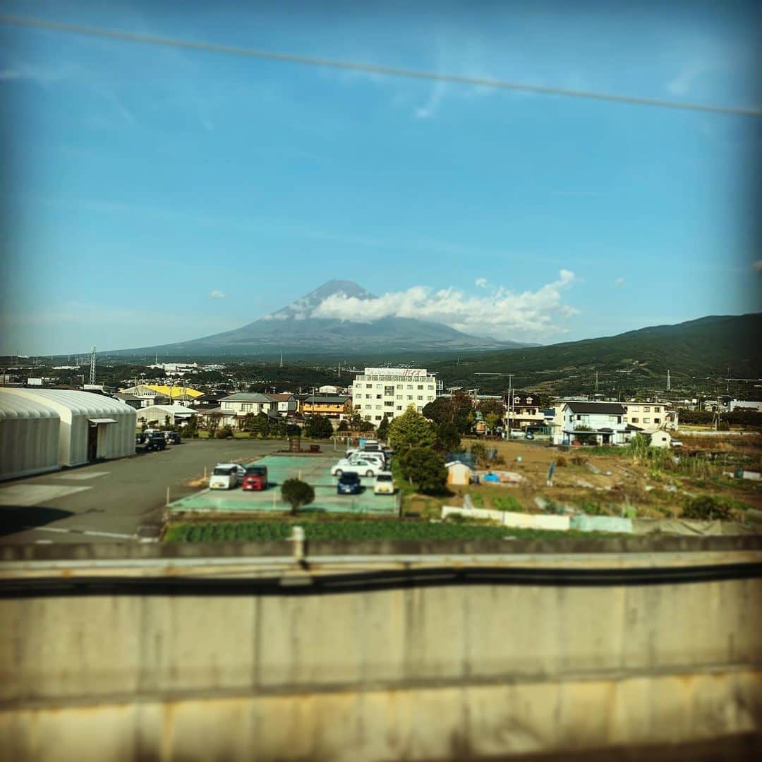 DJ AIKO 62さんのインスタグラム写真 - (DJ AIKO 62Instagram)「今日は珍しくアナウンスがあるくらい富士山がキレイに見えました。  #富士山 #🗻 #mtfuji #fujisan #新幹線からの富士山  #DJAIKO62 #雲がちょっと残念」11月16日 23時53分 - djaiko62