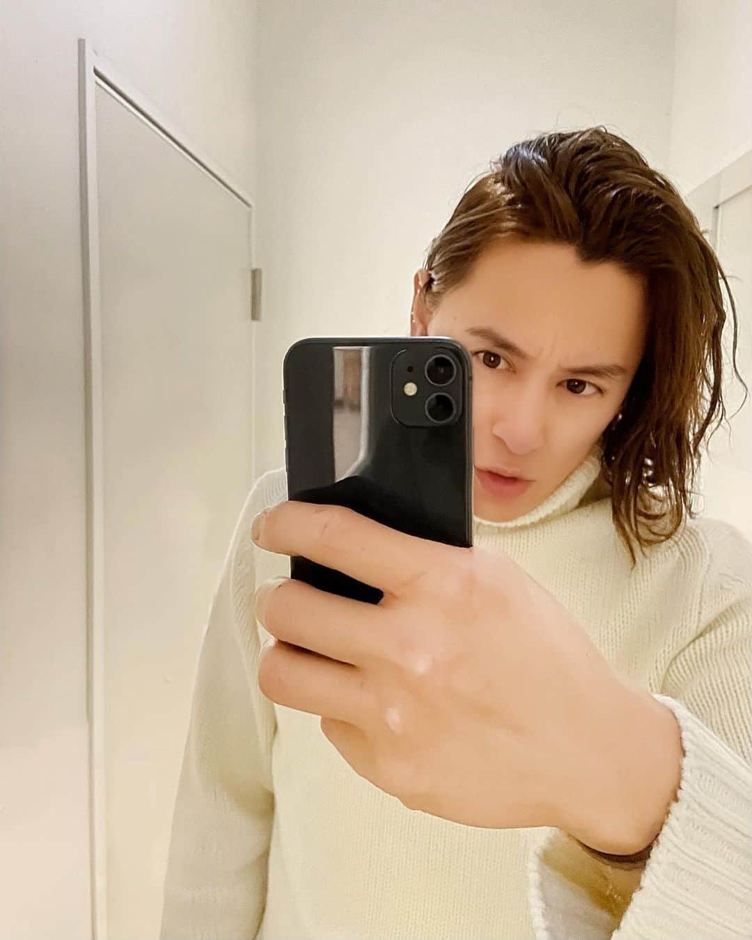 のインスタグラム：「切った方がイイと言われると切りたくなくなる髪がまぁまぁ伸びっぱななんだな。ぐふふ笑」