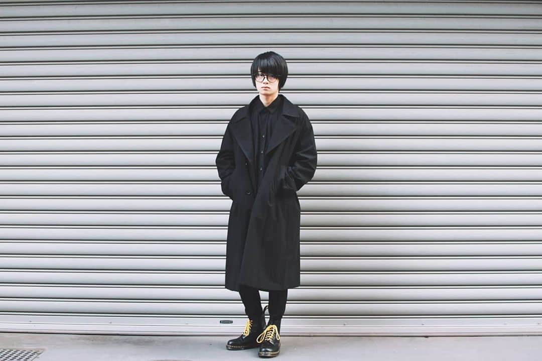 外山将平のインスタグラム：「シンプルに。 午後も頑張りましょう💪！  photo by:key #photooftheday#camera#portrait#model#外山将平#役者#俳優#今日の外山#ootd#Nikon#肌#美肌#一重 #写真#撮影#カメラ#ポートレート#ファインダー越しの私の世界#カメラ好きな人と繋がりたい#筋トレ#作品撮り#黒髪#メガネ男子#冬#winter#fashion#ブラックコーデ」
