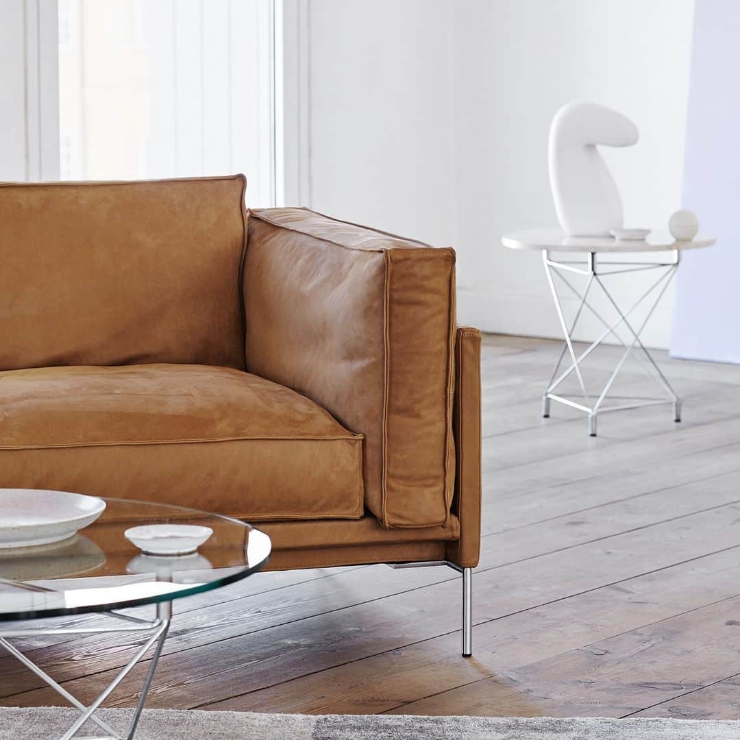 eilersenのインスタグラム：「The arms and front apron measure less than 60 mm, and the clinical clean cut of the sofa appears as a subtle acknowledgement to classical aesthetics, as there is no need for superfluous ornamentation. The model can be upholstered in textile or leather from Eilersen’s own collection, or from Gabriel or Kvadrat.⁠ •⁠ •⁠ •⁠ #eilersen #eilersenfurniture #myeilersen #slimline #interiordesign #homedecor #sofa #danishdesign #inredning #finahem #interiorlovers #interiordesign #modernliving #minimalism #nordiskehjem #nordicinspiration #nordicliving #craftsmanship #luxurylifestyle #boligindretning #designinterior #livingroominspo #boliginspiration #softminimalism #hemindredning #schönerwohnen #nordicminimalism」