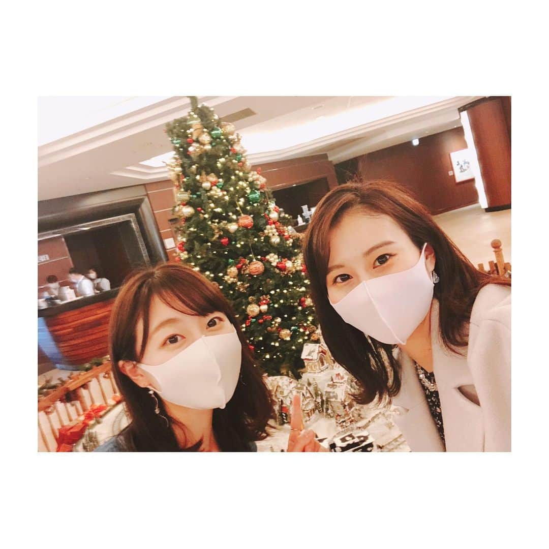 佐竹明咲美さんのインスタグラム写真 - (佐竹明咲美Instagram)「. . ある日の思い出🎄  しほちゃんと舞浜へ😋 ディズニーへは行けないので パーク近くのホテルでランチ🍽  #夏ぶりの再会 #おひさしぶり #今年初クリスマスツリー #大きいリースもあった #早いなぁ〜 #もう11月も中旬かぁ #2020年は駆け足ではなく全速力で過ぎて行った #色々あったけど #たくさん笑って過ごした #今年もあと1ヶ月半 #残りの日々も #毎日笑顔ですごせますように✌️  #そういえば #鬼滅の刃無限列車編  #やっと観られました！！！！！ #泣きました #炭治郎みたいな #澄んだ心を大切にしたい #煉獄さんのような #燃えたぎる熱い気持ちを忘れずにいたい #ちなみに #善逸が好きです #雷の呼吸壱ノ型... #霹靂一閃！！！！！ #をずっと待ってしまうのです #エンディングもよかった #炎歌いたいなぁ、、、」11月16日 15時10分 - asami_satake