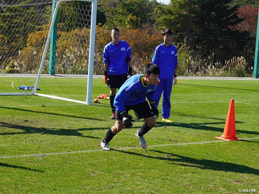 日本サッカー協会さんのインスタグラム写真 - (日本サッカー協会Instagram)「11月13日(金)より福島県の #Jヴィレッジで、ナショナルGKキャンプがスタートしました。  ナショナルゴールキーパーキャンプは育成におけるポジション別指導・強化を目的として開催しています。年に3回実施を予定しているものでしたが、新型コロナウイルスの影響で今回が今年度初めてとなりました。  3日間のキャンプのなかで、トレーニング、ミーティング、グループディスカッション、自己分析など様々なプログラムが予定されており、今回のキャンプには、U-14およびU-13年代各10名、合計20名の選手が集まりました。  U-14/U-13それぞれにGKコーチが3名ずつ指導にあたり、この年代で身につけておかなければならない基礎テクニックの習得に向けて徹底的にトレーニングを行いました。  キャンプの締めくくりには、すべてのスタッフからのコメントや、GKプロジェクト プロジェクトリーダーの #川俣則幸 コーチから「今後の日本のGKを担う存在になってほしい。日本がワールドカップで優勝するためには世界一のGKが必要になる」など、将来に向けての熱いメッセージが伝えられました。  また、新型コロナウイルスの影響のため、今回は来日が叶わなかったGKプロジェクトのテクニカルアドバイザーである #フランスフック 氏からもビデオメッセージが届き、選手たちは世界トップレベルを今も走っているフランス・フック氏からの言葉をかみしめて、日常の活動に戻りました。  #JFA」11月16日 15時10分 - japanfootballassociation