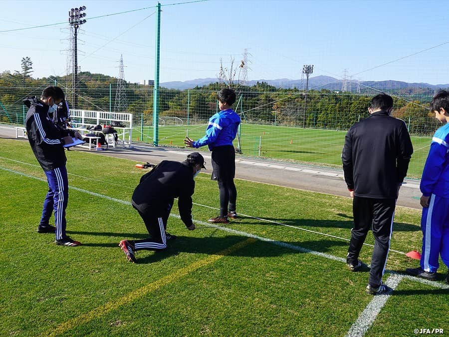 日本サッカー協会さんのインスタグラム写真 - (日本サッカー協会Instagram)「11月13日(金)より福島県の #Jヴィレッジで、ナショナルGKキャンプがスタートしました。  ナショナルゴールキーパーキャンプは育成におけるポジション別指導・強化を目的として開催しています。年に3回実施を予定しているものでしたが、新型コロナウイルスの影響で今回が今年度初めてとなりました。  3日間のキャンプのなかで、トレーニング、ミーティング、グループディスカッション、自己分析など様々なプログラムが予定されており、今回のキャンプには、U-14およびU-13年代各10名、合計20名の選手が集まりました。  U-14/U-13それぞれにGKコーチが3名ずつ指導にあたり、この年代で身につけておかなければならない基礎テクニックの習得に向けて徹底的にトレーニングを行いました。  キャンプの締めくくりには、すべてのスタッフからのコメントや、GKプロジェクト プロジェクトリーダーの #川俣則幸 コーチから「今後の日本のGKを担う存在になってほしい。日本がワールドカップで優勝するためには世界一のGKが必要になる」など、将来に向けての熱いメッセージが伝えられました。  また、新型コロナウイルスの影響のため、今回は来日が叶わなかったGKプロジェクトのテクニカルアドバイザーである #フランスフック 氏からもビデオメッセージが届き、選手たちは世界トップレベルを今も走っているフランス・フック氏からの言葉をかみしめて、日常の活動に戻りました。  #JFA」11月16日 15時10分 - japanfootballassociation
