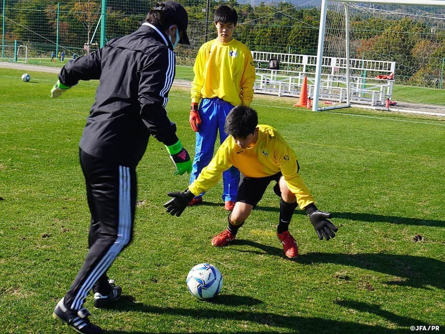 日本サッカー協会さんのインスタグラム写真 - (日本サッカー協会Instagram)「11月13日(金)より福島県の #Jヴィレッジで、ナショナルGKキャンプがスタートしました。  ナショナルゴールキーパーキャンプは育成におけるポジション別指導・強化を目的として開催しています。年に3回実施を予定しているものでしたが、新型コロナウイルスの影響で今回が今年度初めてとなりました。  3日間のキャンプのなかで、トレーニング、ミーティング、グループディスカッション、自己分析など様々なプログラムが予定されており、今回のキャンプには、U-14およびU-13年代各10名、合計20名の選手が集まりました。  U-14/U-13それぞれにGKコーチが3名ずつ指導にあたり、この年代で身につけておかなければならない基礎テクニックの習得に向けて徹底的にトレーニングを行いました。  キャンプの締めくくりには、すべてのスタッフからのコメントや、GKプロジェクト プロジェクトリーダーの #川俣則幸 コーチから「今後の日本のGKを担う存在になってほしい。日本がワールドカップで優勝するためには世界一のGKが必要になる」など、将来に向けての熱いメッセージが伝えられました。  また、新型コロナウイルスの影響のため、今回は来日が叶わなかったGKプロジェクトのテクニカルアドバイザーである #フランスフック 氏からもビデオメッセージが届き、選手たちは世界トップレベルを今も走っているフランス・フック氏からの言葉をかみしめて、日常の活動に戻りました。  #JFA」11月16日 15時10分 - japanfootballassociation