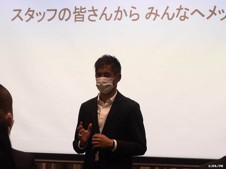 日本サッカー協会さんのインスタグラム写真 - (日本サッカー協会Instagram)「11月13日(金)より福島県の #Jヴィレッジで、ナショナルGKキャンプがスタートしました。  ナショナルゴールキーパーキャンプは育成におけるポジション別指導・強化を目的として開催しています。年に3回実施を予定しているものでしたが、新型コロナウイルスの影響で今回が今年度初めてとなりました。  3日間のキャンプのなかで、トレーニング、ミーティング、グループディスカッション、自己分析など様々なプログラムが予定されており、今回のキャンプには、U-14およびU-13年代各10名、合計20名の選手が集まりました。  U-14/U-13それぞれにGKコーチが3名ずつ指導にあたり、この年代で身につけておかなければならない基礎テクニックの習得に向けて徹底的にトレーニングを行いました。  キャンプの締めくくりには、すべてのスタッフからのコメントや、GKプロジェクト プロジェクトリーダーの #川俣則幸 コーチから「今後の日本のGKを担う存在になってほしい。日本がワールドカップで優勝するためには世界一のGKが必要になる」など、将来に向けての熱いメッセージが伝えられました。  また、新型コロナウイルスの影響のため、今回は来日が叶わなかったGKプロジェクトのテクニカルアドバイザーである #フランスフック 氏からもビデオメッセージが届き、選手たちは世界トップレベルを今も走っているフランス・フック氏からの言葉をかみしめて、日常の活動に戻りました。  #JFA」11月16日 15時10分 - japanfootballassociation