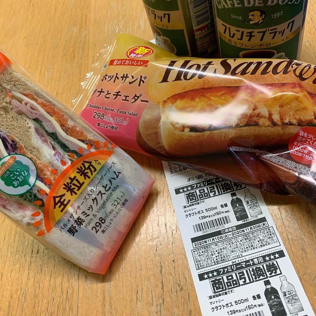 酒井雄二のインスタグラム：「第3回 #ボスパン 素朴な疑問、複数セット購入したらカウントされるのか？ →ちゃんと2引換券出ました！ #ボスパーン #ファミマ #カフェドボス #野菜ミックスとハム #ツナとチェダー」