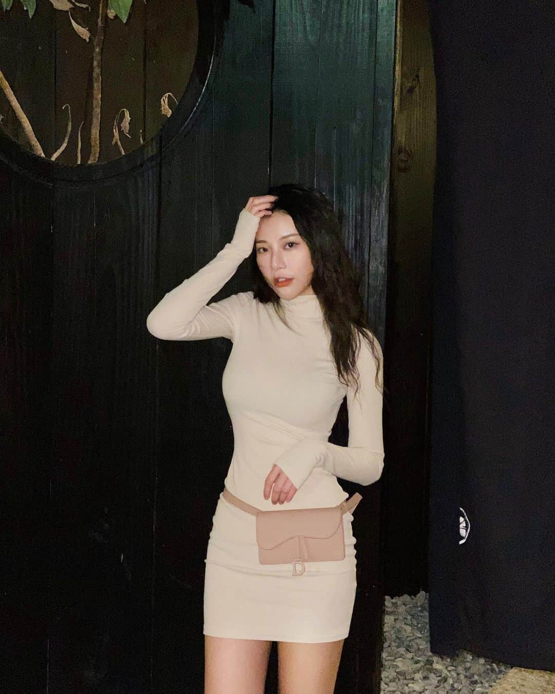 張香香のインスタグラム：「穿全身裸色就被開玩笑笑說是穿日本綜藝節目那種搞笑肉胎衣哈哈哈哈哈哈哈哈哈 欸你們不知道我倒是真的很想要😳 之前去日本驚安の殿堂看到肉胎衣超想買哈哈哈哈 想說萬聖節大家一坨人穿一定很搞笑 不過第一覺得一件要台幣一千左右有點貴 第二覺得應該沒多少人想跟我一起穿醜衣 索性作罷🤣  往後滑看 包/ @selfloveclubtw  靴/ @adam.with.eve」