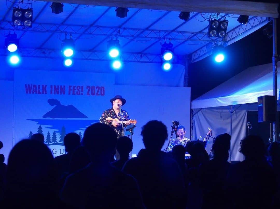のインスタグラム：「鹿児島・霧島・国分に漂着‼︎  WALK INN FES！ NEO国分 FUZZROCK 2020  UKULELE GYPSY   最後までゆるゆると楽しんでもらえたかな⁇  ありがとうございました〜  Sweet Hollywaiians 松井さんと初セッション⤴︎  アンコールでは、あっこちゃんに無茶ぶりセッション⤴︎  WALK INN グッズの  エプロン着せられたら美味しそうなスペアリブ作る人にしか見えませんね  夏をあきらめない花火も見れたし、アットホームで素敵なFESでした😘🤙🌴🔥  また来年、漂着希望‼︎  一先ずお疲れ様でした‼︎  #ウクレレジプシー   #ukulelegypsy   #MONGOL800   #キヨサク   #walkinnfes」