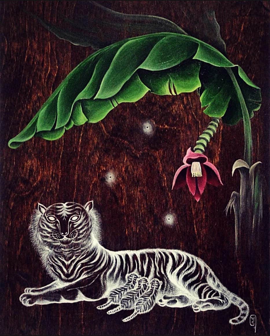 下條ユリさんのインスタグラム写真 - (下條ユリInstagram)「(日本語は↓)  “White Tigers  白虎” ( 2008 )  Acrylic on Wood  I made this piece as 2009 Year of the Tiger card for a company in Tokyo. But they thought it’s too dark and depressing for New Year greeting. They decided not to use it.  Certainly, at that time, I was going through my identity crisis in the remote jungle of Hawaii. Well,  unprofessional veracity as commercial illustrator indeed.   Along with my life circumstances, especially after I left Tokyo in the late ‘90s, I had been having a hard time working “cool” “fun” “cute” commercial illustrations to please clients and Japanese mass audiences. I needed to heal myself and find myself with drawing.  Therefore my works became more and more abstract because I started to work on my emotions and mystery of LIFE that cannot be “illustrated” or explained.  Things have changed and I have changed. I enjoy revisiting my old works now, to find these illustrations are still very personal, even for the clients, for better or worse.  Since I was a little girl I have always liked to draw invisible things to make visible. With my drawings I needed to make my imagination real to protect my sacred realm from adult insanity.    I started  illustration archive account that introduces my old illustration works from early’90s with anecdotes in Japanese.  @yurishimojo_illustration  You’re welcome if you are interested. Thank you ⚡️🦄  この絵は2009年寅年の年賀状として東京の某社のために描いたものですが「暗すぎて年賀状には不向き」と却下されました。確かにその頃のわたしはハワイの密林で翻弄と悶々を繰り返し、ついに自己喪失に陥っていたのでそういう自分が出ちゃったんでしょう。あーあ。コマーシャルイラストレーターのプロとしては失格ですね。  ことごとく一身上の都合により、イラストレーター下條ユリは90年代後半から徐々に、大勢の人が喜ぶ流行りのオシャレで楽しくかわいい絵、いわゆる「コマーシャルイラストレーション」が描けなくなってしまいました。自分の心を癒すため、そして何より自分を知るために、言葉にできない感情、LIFEの不思議を描くために、どんどん絵は「説明なし」の抽象画になっていきました。  あれから世の中も、自分も変わりました。今では昔の絵をまた違う気持ちで見れるようになったのかもしれません。クライアントさんからの依頼に、良くも悪くも自分が出ちゃってる昔のイラストレーション仕事に懐かしく胸がキュンとします。  子どもの頃から見えないものを絵で見える様にするのが好きでした。絵を描いて、自分のイマジネーションを現実にして、狂った大人たちの世界から子供としての自分の聖域を守る術を知っていました。  1990年頃からの仕事をいろいろな逸話を織り混ぜ紹介してゆくイラストレーション・アーカイブ専用のアカウントを作りました。 @yurishimojo_illustration  興味があれば是非。意外なのや 懐かしいのもでてくるかも⁉︎ よろしくお願いします😊  #YuriShimojo_Illustration  #WhiteTiger  #白虎」11月16日 15時17分 - yurishimojo