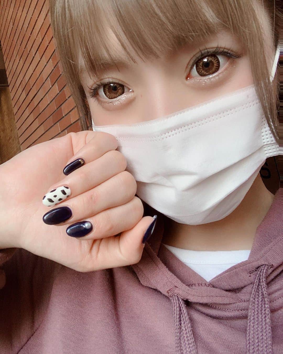 のインスタグラム：「ちらちら撮影あるので ボロボロネイル 変えてきた😂 #アニマルネイル #ダルメシアン #ネイビー」