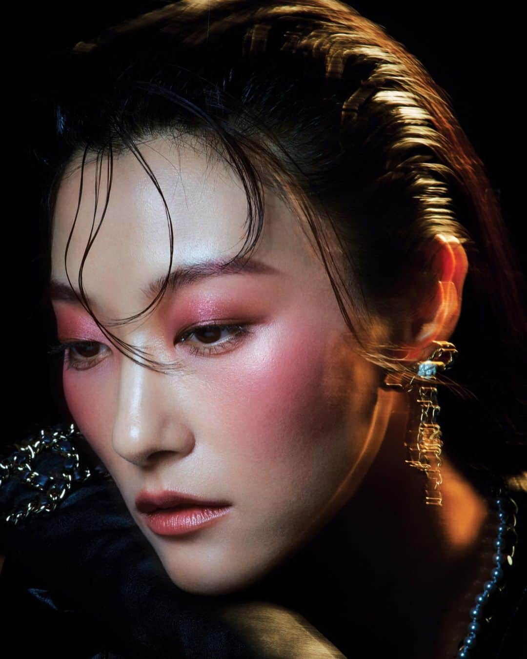パク・ジヘさんのインスタグラム写真 - (パク・ジヘInstagram)「Les Chaînes D’or De Chanel -  The holiday 2020 Collection @chanel.beauty.korea @wkorea #샤넬뷰티 #샤넬메이크업 #샤넬홀리데이컬렉션」11月16日 15時21分 - jihyeparkjhp
