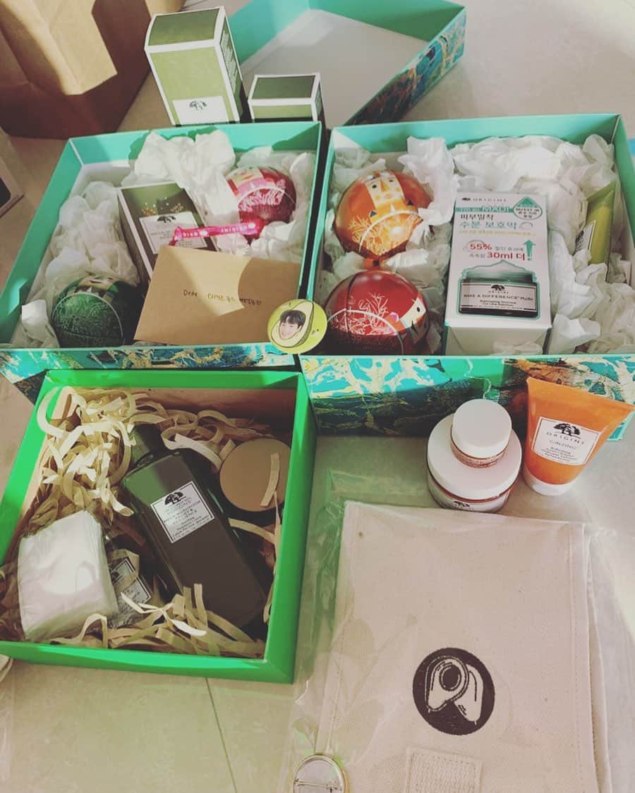 JR のインスタグラム：「#협찬  우오 선물을 엄청 많이 주셨다아 오리진스 갓리진스 @.@」