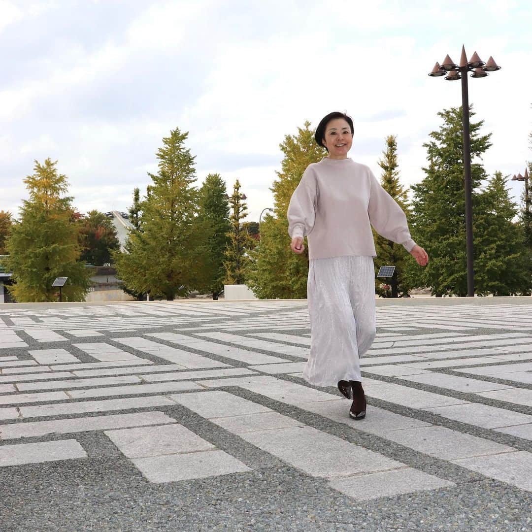 麻生れいみのインスタグラム：「気に入りの、ボトルネックボリュームスリーブプルオーバー。 ワッシャープリーツスカートと合わせてみる。  tops #lagunamoon  @lagunamoon_com  bottoms #senseofplace  #urbanresearch  @senseofplace_ur  @urban_research   #プチプラコーデ  #シニアコーディネート  #シニアファッション #50代ファッション  #シンプルコーデ #ボブヘアー  #ツーブロック女子  #プチプラファッション #fashion  #around50 #アシメボブ #麻生れいみ」