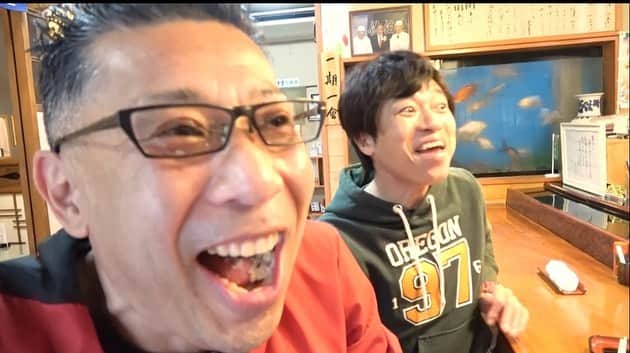KBCラジオのインスタグラム：「😎ナカジー、おっかーの 佐伯寿司たび第２弾動画🍣  大分県佐伯市 には「寿司海道」があります。大分自動車道下り線山田SAに設置された小型自販機で「寿司チケット」をGETして、すっごいお寿司を食べに佐伯市に出かけよう❣️  動画はKBCラジオ特設HPから ↓URLをコピーしてブラウザ検索してください https://kbc.co.jp/r-radio/saiki/   #中島浩二 #ナカジー #岡本啓 #おっかー #大分県 #佐伯市 #おかえりなさいき #佐伯寿司 #佐伯寿司海道 #寿司好き #kbcラジオ」