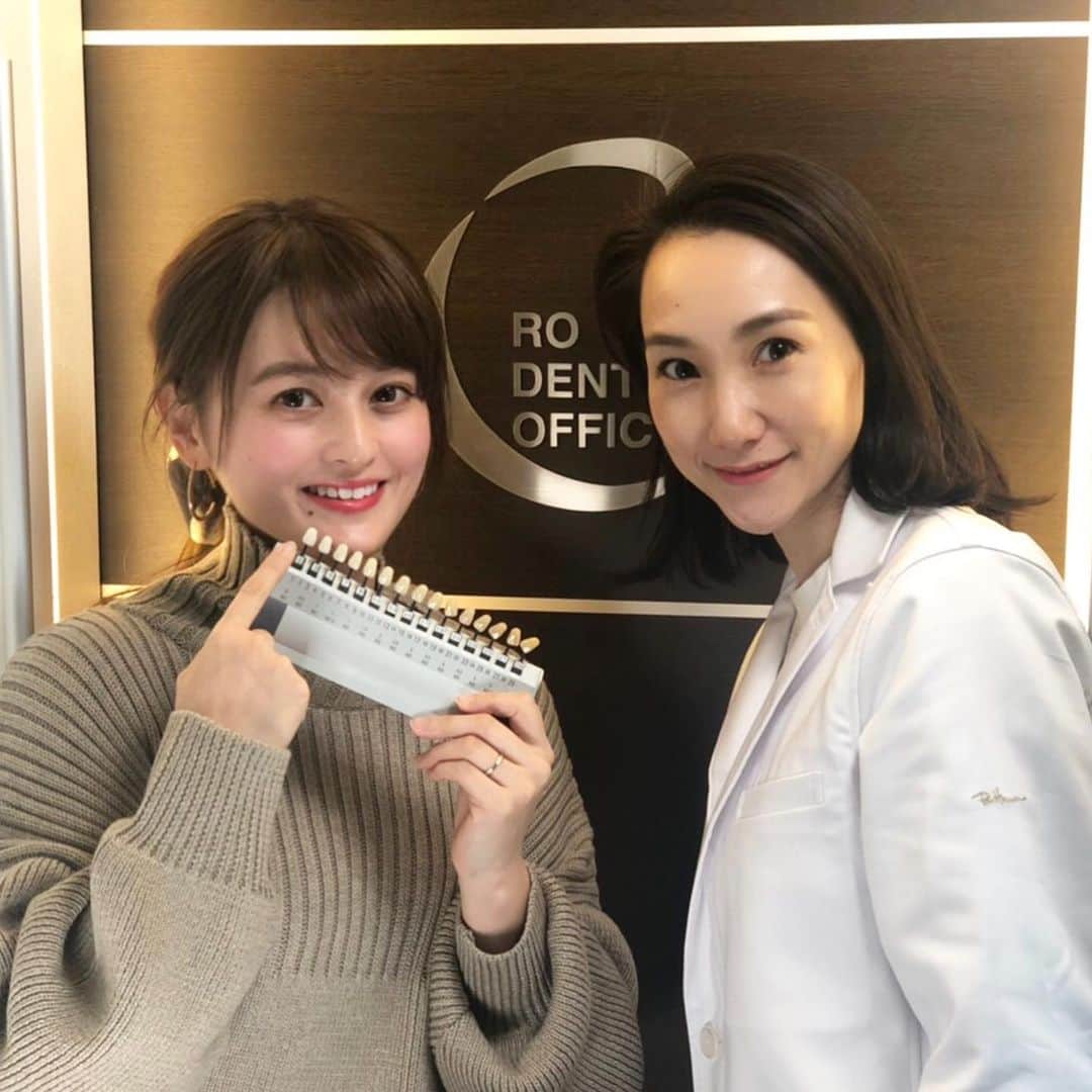 奥山夏織さんのインスタグラム写真 - (奥山夏織Instagram)「綺麗な歯のお姉さんは好きですか？(ちょっと文字ってるし、古いフレーズ😂)でも歯を見て欲しいんですが、ほんと白くなった！！💦 ・ 日本ではまだあまり導入がされていない#新技術 の#ホワイトニング#アルティメットホワイトニング2x を#呂歯科 (@rodentalclinic)の美人歯科医さわこ先生(@rayel_white)に施術していただきました❣️ ・ 何がいいかというと、新技術の照射によって薬品を通常よりも大幅に抑えて出来るみたいです💓 それによって ・染みない ・#妊娠中#授乳中 の方もできるみたいです🥺 すごい！しかも実際やってみて染みたりとかはなく苦はまったくないです❣️ ・ 1番最後の動画がすごい角度で赤裸々に見せてしまっていますが笑 歯🦷の色が11くらいから最大1で少し茶色でも5くらいまで白くなりました！👀💦すごい！  ・ 人は白に清潔感を感じると思うので、白い歯だとそれだけで清潔そうに見えませんか？🙋‍♀️私は歯のクリーニングを定期的にしていて、ホワイトニングも年に2回くらいやってます♪ ・ でも薬剤が強くて歯がシミたりする歯医者さんもあるので、歯医者さん(ホワイトニング)は慎重に選んでいます🤔さわこ先生(@rayel_white)に丁寧にケアをしていただき、アフターの歯磨き粉もいただいたので、また載せますね💓有名モデルさんも使うくらい、それで維持＋もっと白くなるそうです😍たのしみ！ ・ 都立大学駅徒歩1分なのでアクセスもいいので是非最新技術のホワイトニングを試してみてください💓 ・・・ #ホワイトニング #都立大学ホワイトニング #呂歯科診療所 #rodentaloffice #whitening #安心安全ホワイトニング #歯が染みないホワイトニング #妊娠中にできるホワイトニング #授乳中にできるホワイトニング #白い歯 #🦷 #歯医者 #都立大学歯医者 #新技術ホワイトニング」11月16日 15時33分 - okuyama_kaori
