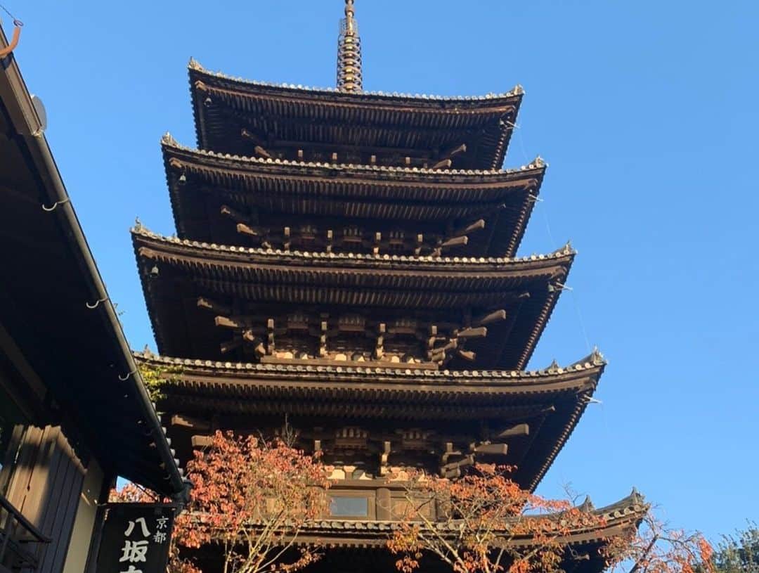 中岡龍子さんのインスタグラム写真 - (中岡龍子Instagram)「.in kyoto⛩ 昨日ストーリーにあげましたが京都に来ています！ 京都前に別用事もあってこの3日は歩き倒したけど 幸せでしかない時間を過ごせました👣  京都には大親友ちゃんが住んでて 欲張り贅沢コースで案内してもらった❤︎ 紅葉も綺麗すぎでした🍁  最高に楽しい時間を過ごした中でもなにより 約3年ぶりに会えたことが本当に幸せでした🍀  今日1日は帰る日で1人で少し回ったけど 予定なくたまたま行ったところが めちゃくちゃ素敵なところで、、 それは夜にでも写真載せます🐉⋆︎*」11月16日 15時45分 - ryoko1792