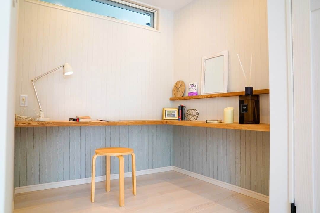 京都建物さんのインスタグラム写真 - (京都建物Instagram)「＼テレワークスペース／  リビングに設けたテレワーク&スタディスペースです♪ リビングの一角に、このようなスペースがあることで、 仕事と家事のON・OFFがハッキリする環境づくりが可能です★  京都建物ならではの “オーダー設計+ロハスを感じる家づくり” ♪  京都建物では、お打ち合わせを重ねながら、 お客様一組一組の生活動線に合わせて様々なご提案を致します。 あなたの家が世界で一番素敵な場所であるために。 京都建物が“理想のあなたの家づくり”をサポート致します！  まずは、お気軽に京都建物モデルハウス・コンセプトハウスへお越しください♪ きっと、家づくりのヒントが見つかる有意義な時間が過ごせるはずです！  あなたのお越しをお待ちしております♪  ギャラリーページはホームページから チェック頂けます◎ ■トップページのURLをクリック■  【あなたの家それは世界で一番素敵な場所】 --------------------- more phots...@kyototatemono_ ---------------------  地震に強く、夏は涼しく、冬は暖かくて住み心地の良い、おしゃれな #マイホーム を建てたい！ 今の住まいを自分の好みに建て替えたい！ そんな方は、ぜひ#京都建物　にご相談下さい ↓プロフィール欄からHPに移動できます。 --------------------- @kyototatemono_ ---------------------  お家のあれこれ住まいづくりの ヒントはこちらで随時更新中:exclamation: ↓↓↓ ---------------------- @_kyototatemono_ ----------------------  #京都建物  #京都建物株式会社 #注文住宅  #自由設計  #京都新築 #宇治新築 #京都工務店 #宇治工務店 #京田辺新築  #城陽新築 #宇治分譲地 #新築分譲地 #宇治市 #リビングインテリア #おしゃれなリビング #新築  #新築一戸建て  #アイアン #工務店  #マイホーム計画 #テレワーク #ワークスペース #在宅勤務 #外観デザイン #桃山六地蔵住宅展示場 #京都分譲地  #京都ランチ #京都グルメ」11月16日 15時45分 - kyototatemono_