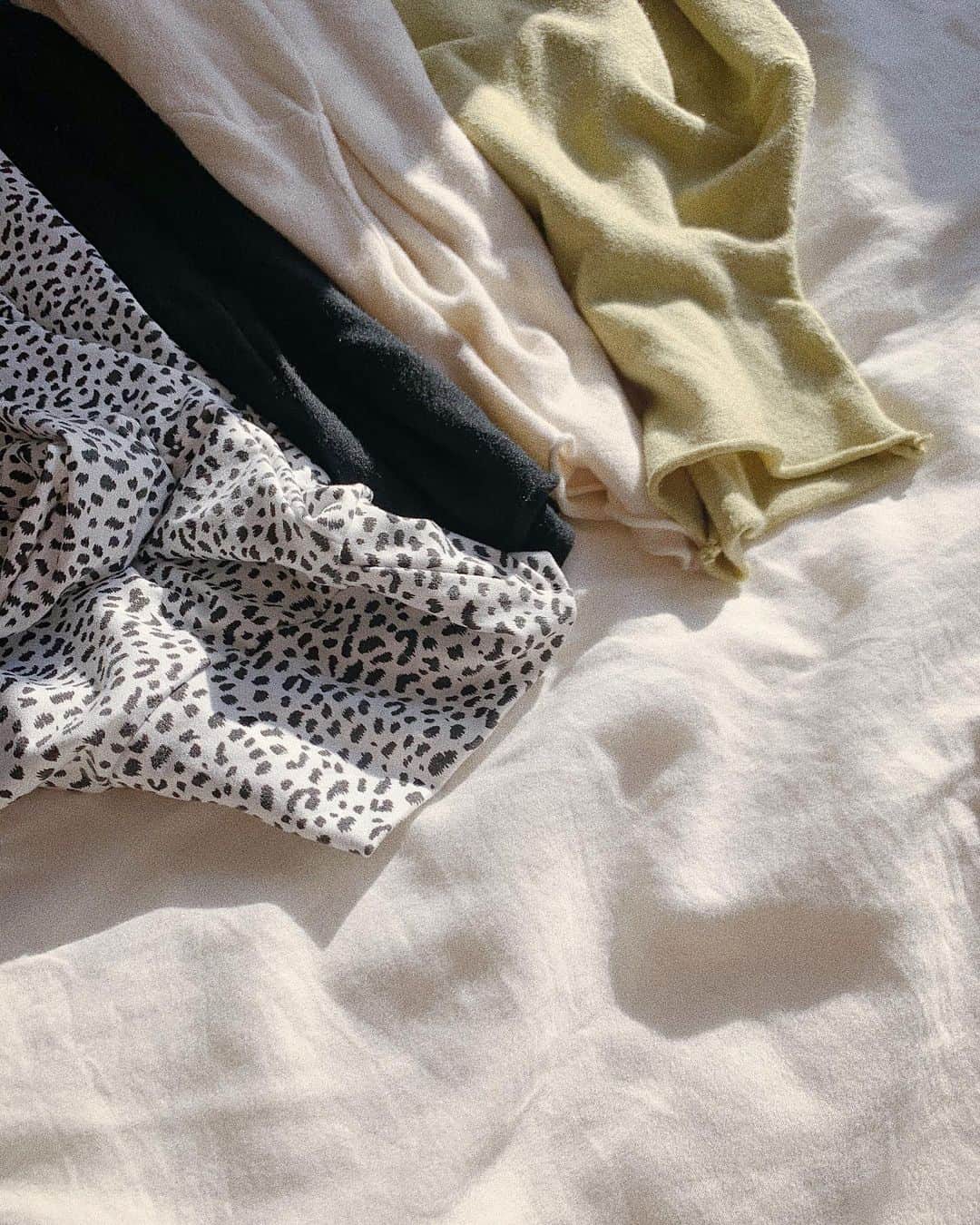 中谷愛のインスタグラム：「11/19 発売のbasic high neck..🧣 あたたかくって、なによりも着心地が抜群にいい🥺✨ #lit.」