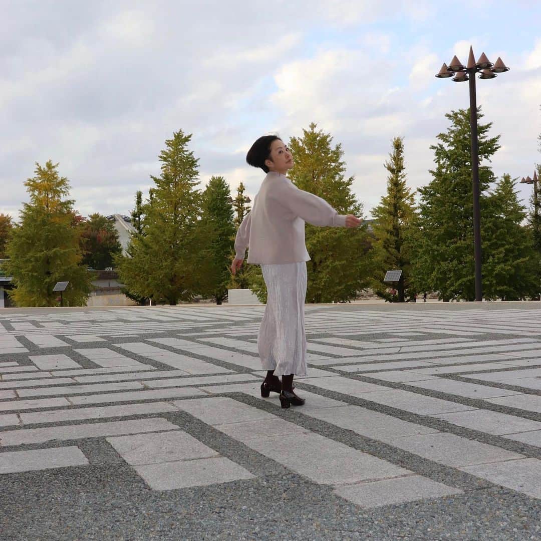 麻生れいみのインスタグラム：「くるっとまわり、アラフィフツーブロックきいてるな。軽い❤️  気に入りの、ボトルネックボリュームスリーブプルオーバー。 ワッシャープリーツスカートと合わせてみる。  tops #lagunamoon  @lagunamoon_com  bottoms #senseofplace  #urbanresearch  @senseofplace_ur  @urban_research   #プチプラコーデ  #シニアコーディネート  #シニアファッション #50代ファッション  #シンプルコーデ #ボブヘアー  #ツーブロック女子  #プチプラファッション #fashion  #around50 #アシメボブ #麻生れいみ」