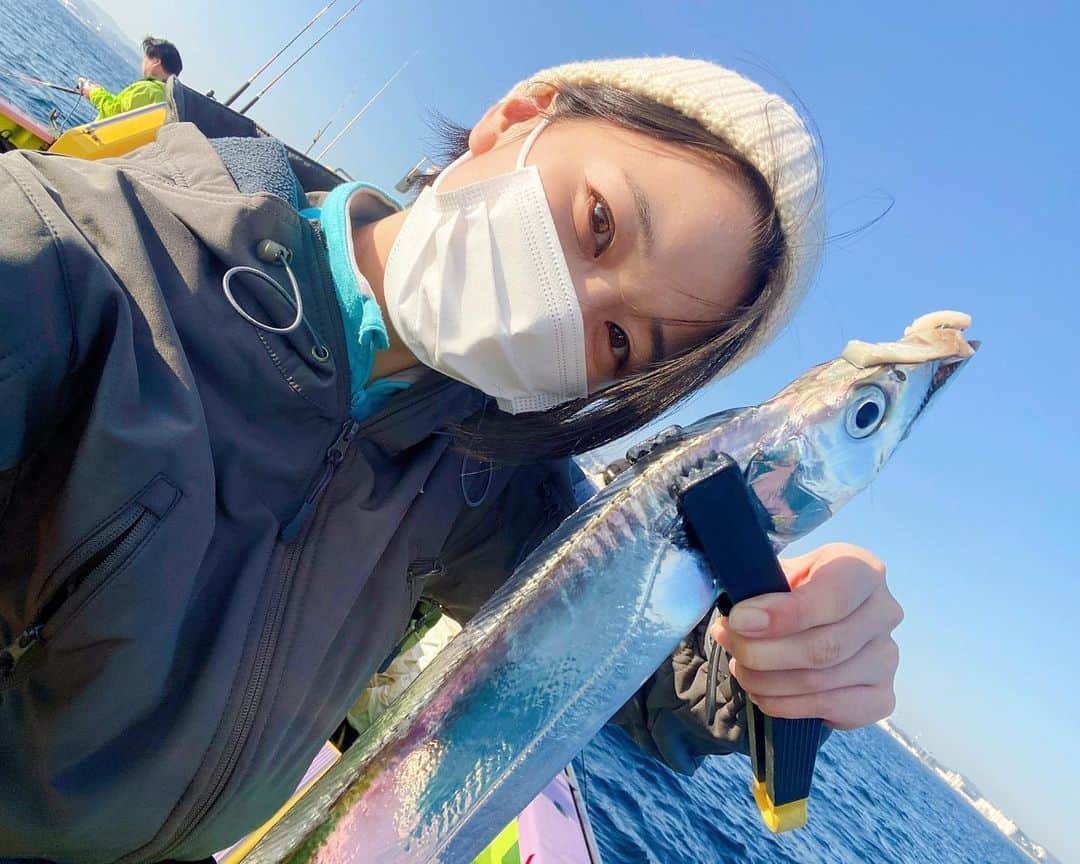 太田唯さんのインスタグラム写真 - (太田唯Instagram)「#fishing 🎣🤍🤍🤍﻿ ﻿ ﻿ 今日はなんともお久しぶりの﻿ プライベート釣りに行って来ました🎣﻿ 1人釣りもずいぶん慣れたもんです(笑)﻿ ﻿ 東京湾タチウオといえば、こうゆう丸さん！﻿ 午前タチウオ船に乗ってきました☺️﻿ ﻿ ﻿ 大きめサイズを8本GET〜﻿ なんと！本日の竿頭になりました😁㊗️👏﻿✨✨(嬉) やったど〜！ほんと楽しかった〜！﻿ ﻿ ﻿ ﻿ ﻿ #fishinglife #outdoor  #タチウオ #こうゆう丸 さん #釣り #釣りガール #釣りスタグラム #東京湾 #アウトドア #낚시 #낚시스타그램  wear:Slash」11月16日 15時41分 - yuiohta.official