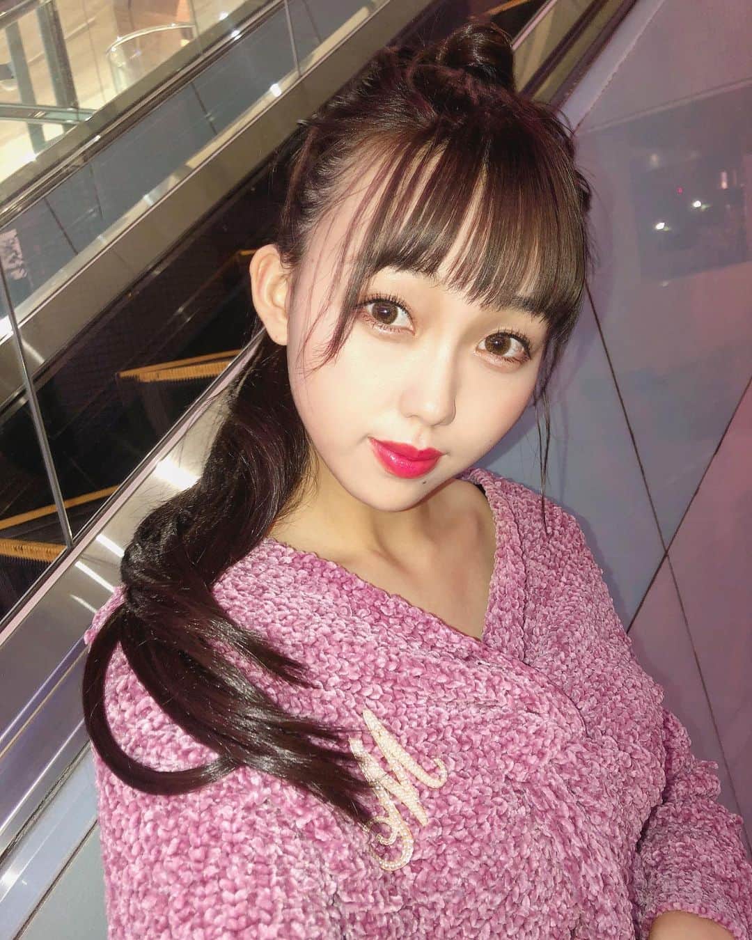 澤田桃佳のインスタグラム：「意外と反響良くてビックリした‼️笑 ウレシイな、この日限定だけどね〜^ ^  . . . . #黒髪　#黒髪ロング #ポニーテール　#ブローチ #ピンク #ピンクコーデ」