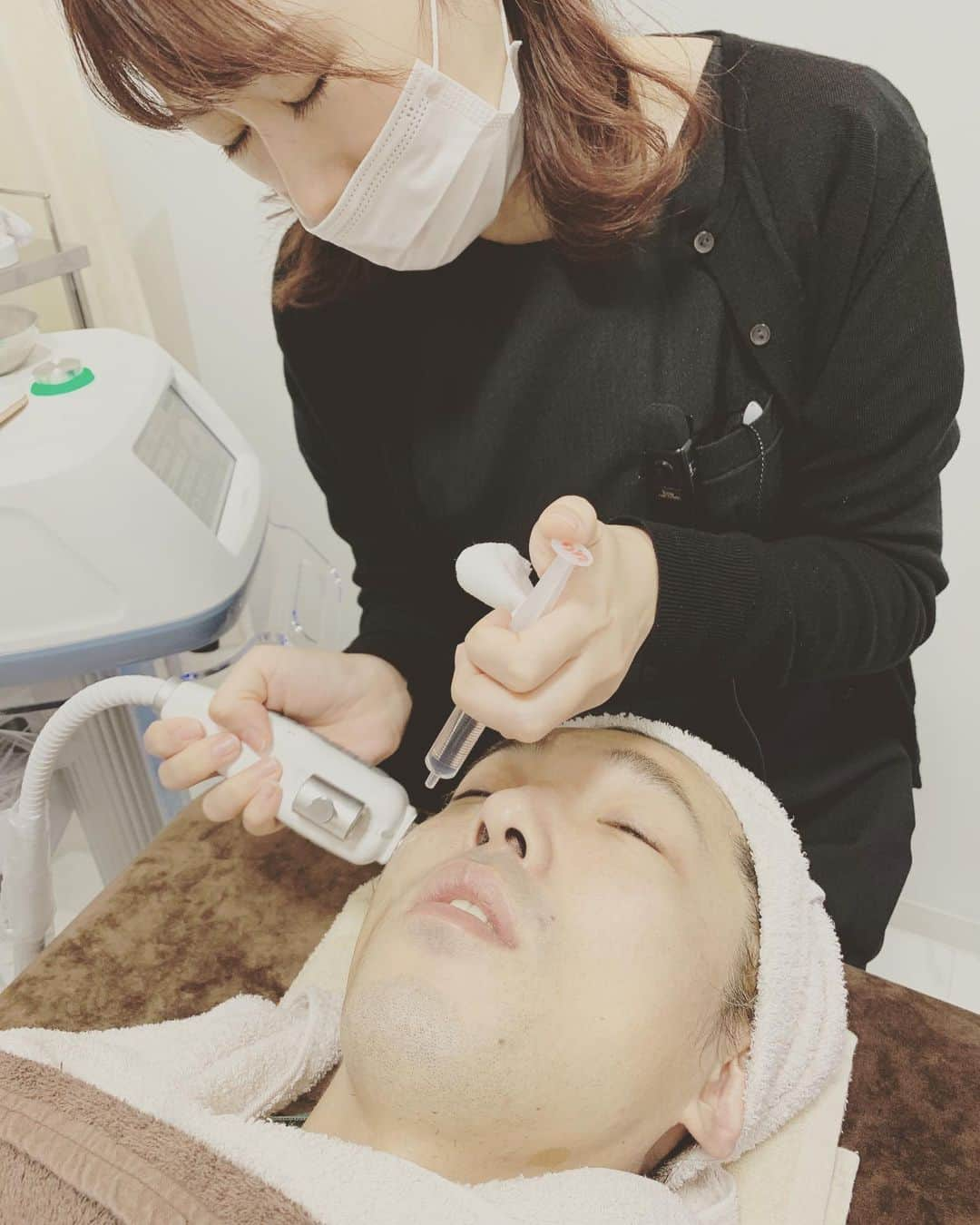 岡部さんのインスタグラム写真 - (岡部Instagram)「. 先日、トキさんに勧められて表参道にある東京美容クリニックさんにお肌のケアしに行かせていただきました！  あ、トキさんってのはお友人のトキさんです！  あ、表参道ってゆうのはあの表参道です！  初めてこおゆうとこに行ったのでヒザこそ震えていましたが、終始ビビらずやりとげました。  やってくれたお姉さんや先生が優しくしてくれたのでヒザは徐々に正式に静止してくれました。  ありがたいです。  お肌から汚れを吸い出すやつやった時の写真と動画貼っときます。  なんか外人さんみたいなかっこいいネーミングでしたが、忘れてしまいました。  今調べます、、ハイドラフェイシャルでした、やっぱり外人さんみたいです。  んで最後の写真の黄色い汁、僕の顔から出たやつみたいです。  まあまあ恥ずいっす。  あとやってもらってる時の動画で鼻毛が出ていないか不安です。  見つけたら教えてください絶対に加工します。  何はともあれすっごい汚れとれたみたいだし、すっごい気持ちよかったので皆様も是非っす♪  あと個人的に久々に長文こしらえたら楽しかったテンションあげぽよ。  #東京美容クリニック #tbcl #美容皮膚科 #ニュー岡部 #おしゃれな街 #表参道 #東美式 #とやら #ハイドラフェイシャル #とやら @tbc_clinic」11月16日 15時54分 - okabeccinyo