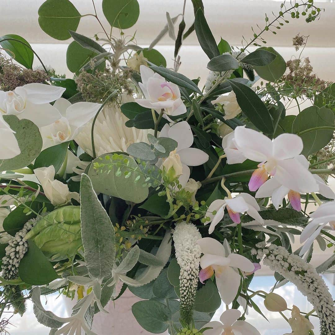 金子エミさんのインスタグラム写真 - (金子エミInstagram)「美しい花束💐🌿 ありがとうございます。」11月16日 15時46分 - emikaneko1114