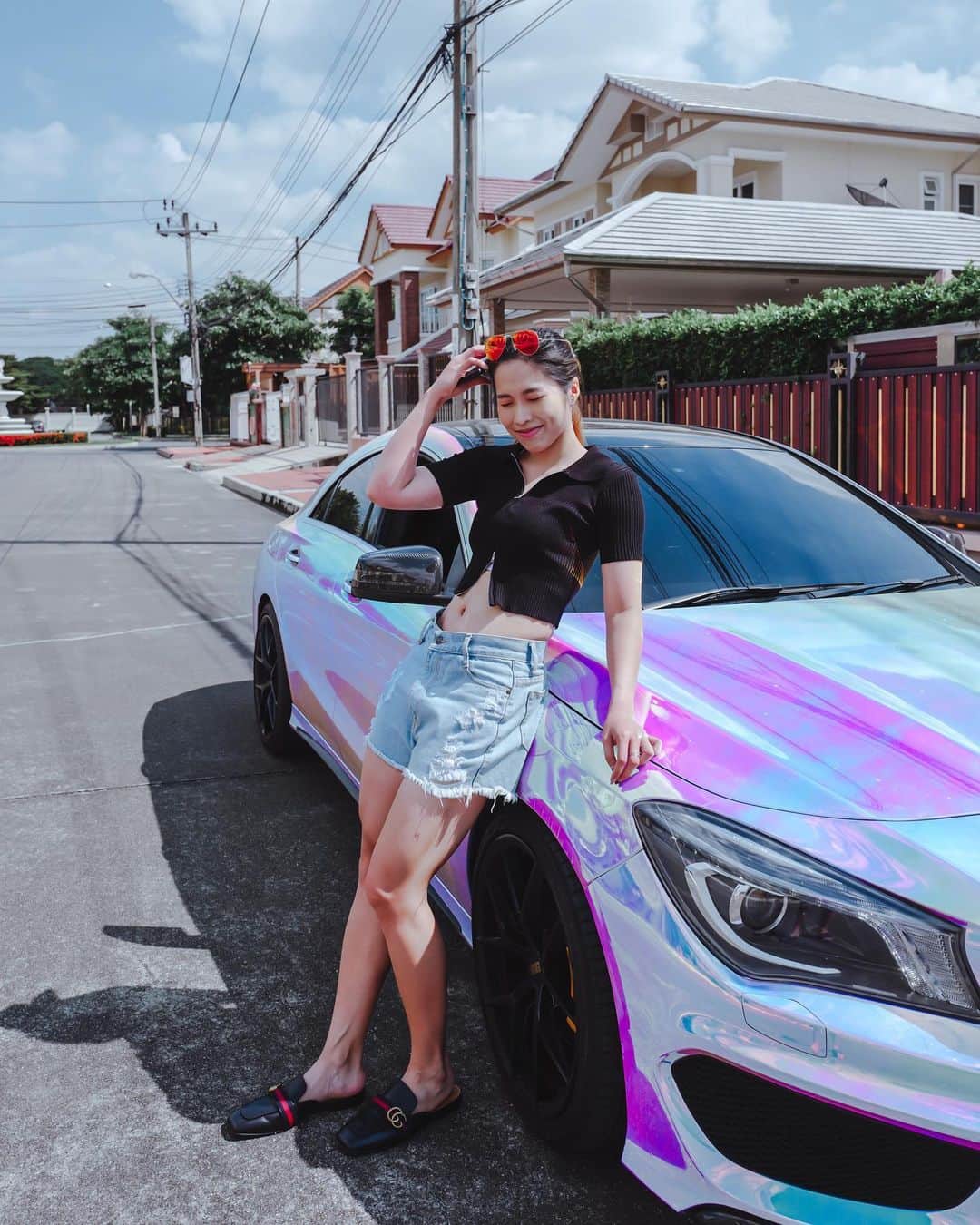 ラチャノック・インタノンのインスタグラム：「ยืมรถมาถ่าย ของตัวเองไม่มี 🤣🌈」