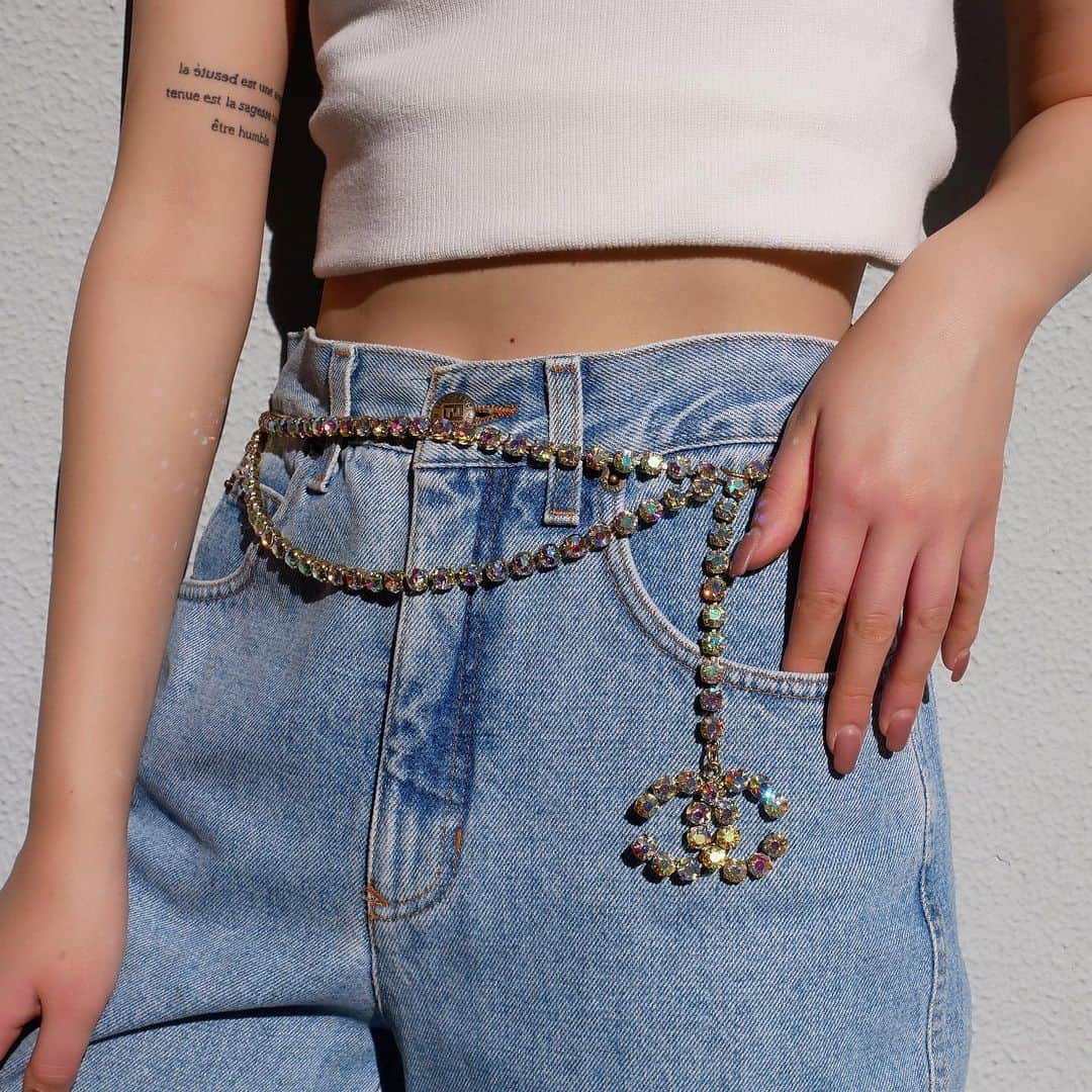 Vintage Brand Boutique AMOREさんのインスタグラム写真 - (Vintage Brand Boutique AMOREInstagram)「Vintage Chanel rhinestone belt from 1995.  #vintagechanel #chanel #chanelchainbelt #シャネル   🔍On website search for AO29948 Free Shipping Worldwide 📩DM for more info and pricing ➡️info@amorevintagetokyo.com」11月16日 16時03分 - amore_tokyo
