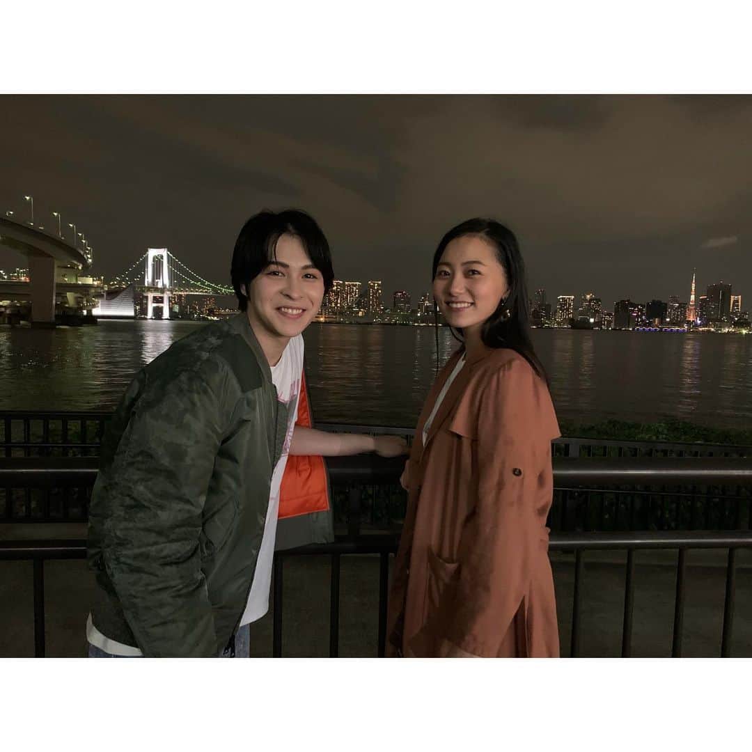 工藤綾乃のインスタグラム：「降幡 愛さんの「パープルアイシャドウ」のMusic Videoに、  西銘 駿さん・宇野結也さんと一緒に出演いただきました！  80年代のトレンディドラマのような映像になってます。 私も80年代の曲が大好きなのでパープルアイシャドウ聴かせていただいて撮影が楽しみで仕方なかったです！！ 3人で仲良く撮影しました！ 写真はお二人と！ 是非観てね！  https://youtu.be/rIuoSa1zuoU  #降幡愛　さん #パープルアイシャドウ」