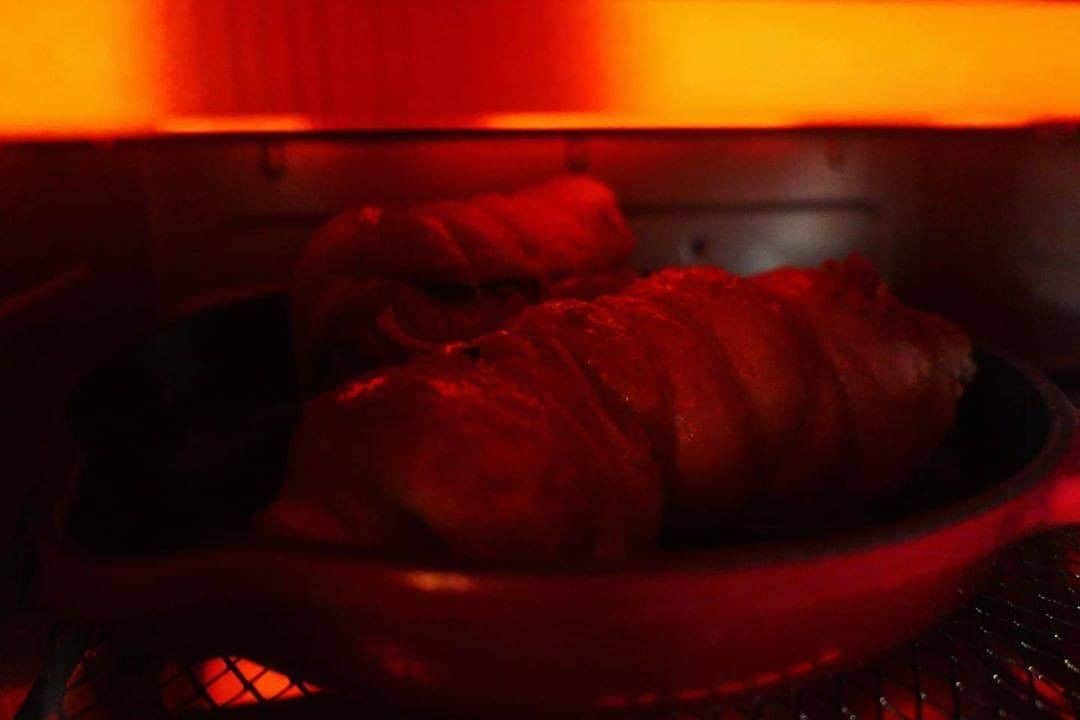 TESCOMshinku_officialさんのインスタグラム写真 - (TESCOMshinku_officialInstagram)「本日おススメするオーブン料理は「豚肉と鶏肉のポルケッタ風」です♪ ・ 『ポルケッタ（Porchetta）』とは、皮付きの豚肉にスパイスやハーブなどで味をつけて焼きあげるイタリア版ローストポークのこと✨ ハーブの爽やかな香りをまとったジューシーなお肉は、パンに挟んでも美味しいのだとか😋 ・ こちらの素敵なお写真は @keisuke_mi さんの一枚です。 今回はテスコムの低温コンベクションオーブンユーザーでもある @keisuke_mi さんに、ご自宅で手軽にできるポルケッタ風の調理手順を教えていただきました！✨ 豚肉で作っても、鶏肉で作っても美味しくできますよ！ ・・・ 【豚肉と鶏肉のポルケッタ風の調理手順】 お肉に塩胡椒をしたらハーブなどを巻いて紐で縛り、スキレットで表面に焼き目をつけます。 ・ そのままコンベクションオーブンに入れたら、高温ファンあり100で1時間程じっくりと焼き上げて完成です！ （お肉の大きさや厚みによって焼き時間は調整して下さい） ・・・ テスコムの低温コンベクションオーブンは、オーブン調理、トースト、ノンフライ、発酵、乾燥、お肉を柔らかく仕上げる低温調理もこれ１台。 トースターのオフタイムで甘酒の発酵や、ドライフルーツ、ローストビーフなどの低温調理が可能です。 普段使いから特別な日のメイン料理の調理まで役立ちますよ♪ --------------------------------------------------- TESCOMキッチンの公式アカウントです✨ 毎日の暮らしをもっと楽しく、便利にするお役立ち情報を発信していきます♪  人気商品の低温コンベクションオーブンTSF601はテスコム公式ONLINE SHOPで購入可能！詳しくはプロフィールのURLをチェック !  TESCOM製品を使ってお料理した際は、#テスコムキッチン をつけてぜひ投稿してみてくださいね！ 皆様の素敵なお写真をご紹介させていただきます✨  --------------------------------------------------- #TESCOM #調理器具 #家電 #おしゃれ家電 #料理男子 #料理女子 #おうち時間 #おうちで過ごそう #おうちごはん #家庭料理 #クッキングラム #デリスタグラム #料理記録 #料理好きな人と繋がりたい #時短レシピ #晩ごはん #手料理 #手作りご飯 #簡単レシピ #よるごはん #オーブン料理 #グリル #オーブン焼き #おうちごはん部 #ポルケッタ #豚肉料理 #豚肉レシピ #鶏肉レシピ #おうちレストラン」11月16日 16時00分 - tescom_kitchen