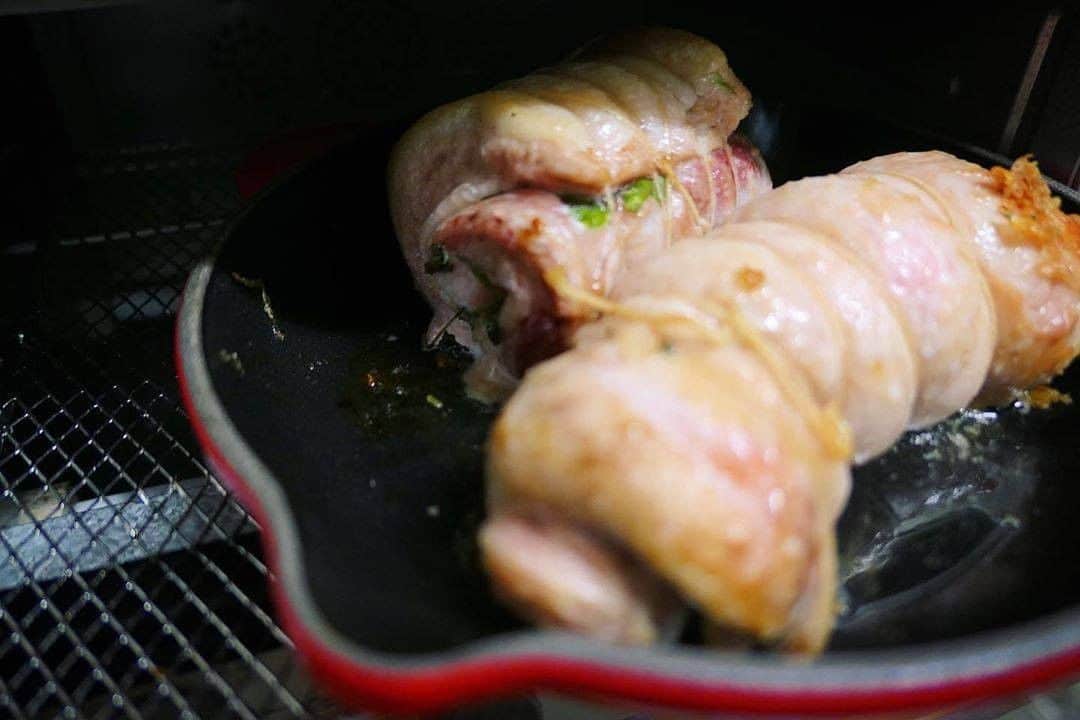 TESCOMshinku_officialさんのインスタグラム写真 - (TESCOMshinku_officialInstagram)「本日おススメするオーブン料理は「豚肉と鶏肉のポルケッタ風」です♪ ・ 『ポルケッタ（Porchetta）』とは、皮付きの豚肉にスパイスやハーブなどで味をつけて焼きあげるイタリア版ローストポークのこと✨ ハーブの爽やかな香りをまとったジューシーなお肉は、パンに挟んでも美味しいのだとか😋 ・ こちらの素敵なお写真は @keisuke_mi さんの一枚です。 今回はテスコムの低温コンベクションオーブンユーザーでもある @keisuke_mi さんに、ご自宅で手軽にできるポルケッタ風の調理手順を教えていただきました！✨ 豚肉で作っても、鶏肉で作っても美味しくできますよ！ ・・・ 【豚肉と鶏肉のポルケッタ風の調理手順】 お肉に塩胡椒をしたらハーブなどを巻いて紐で縛り、スキレットで表面に焼き目をつけます。 ・ そのままコンベクションオーブンに入れたら、高温ファンあり100で1時間程じっくりと焼き上げて完成です！ （お肉の大きさや厚みによって焼き時間は調整して下さい） ・・・ テスコムの低温コンベクションオーブンは、オーブン調理、トースト、ノンフライ、発酵、乾燥、お肉を柔らかく仕上げる低温調理もこれ１台。 トースターのオフタイムで甘酒の発酵や、ドライフルーツ、ローストビーフなどの低温調理が可能です。 普段使いから特別な日のメイン料理の調理まで役立ちますよ♪ --------------------------------------------------- TESCOMキッチンの公式アカウントです✨ 毎日の暮らしをもっと楽しく、便利にするお役立ち情報を発信していきます♪  人気商品の低温コンベクションオーブンTSF601はテスコム公式ONLINE SHOPで購入可能！詳しくはプロフィールのURLをチェック !  TESCOM製品を使ってお料理した際は、#テスコムキッチン をつけてぜひ投稿してみてくださいね！ 皆様の素敵なお写真をご紹介させていただきます✨  --------------------------------------------------- #TESCOM #調理器具 #家電 #おしゃれ家電 #料理男子 #料理女子 #おうち時間 #おうちで過ごそう #おうちごはん #家庭料理 #クッキングラム #デリスタグラム #料理記録 #料理好きな人と繋がりたい #時短レシピ #晩ごはん #手料理 #手作りご飯 #簡単レシピ #よるごはん #オーブン料理 #グリル #オーブン焼き #おうちごはん部 #ポルケッタ #豚肉料理 #豚肉レシピ #鶏肉レシピ #おうちレストラン」11月16日 16時00分 - tescom_kitchen