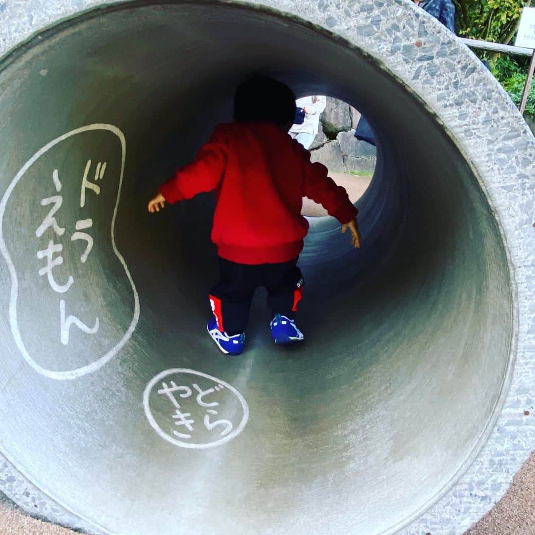 清川あさみさんのインスタグラム写真 - (清川あさみInstagram)「ここ良い🌿毎回楽し週末家族時間👨‍👩‍👦‍👦  子供施設いいな、作ってみたいと毎回思う✨ #つい仕事目線 #長男ポケモンの次はドラえもんらしい #mylove #mysons #family  #どら焼き可愛い  #ドラえもんミュージアム #japan #manga #anime #3boys #無敵 #ドラえもん #１歳4歳男の子」11月16日 16時02分 - asami_kiyokawa