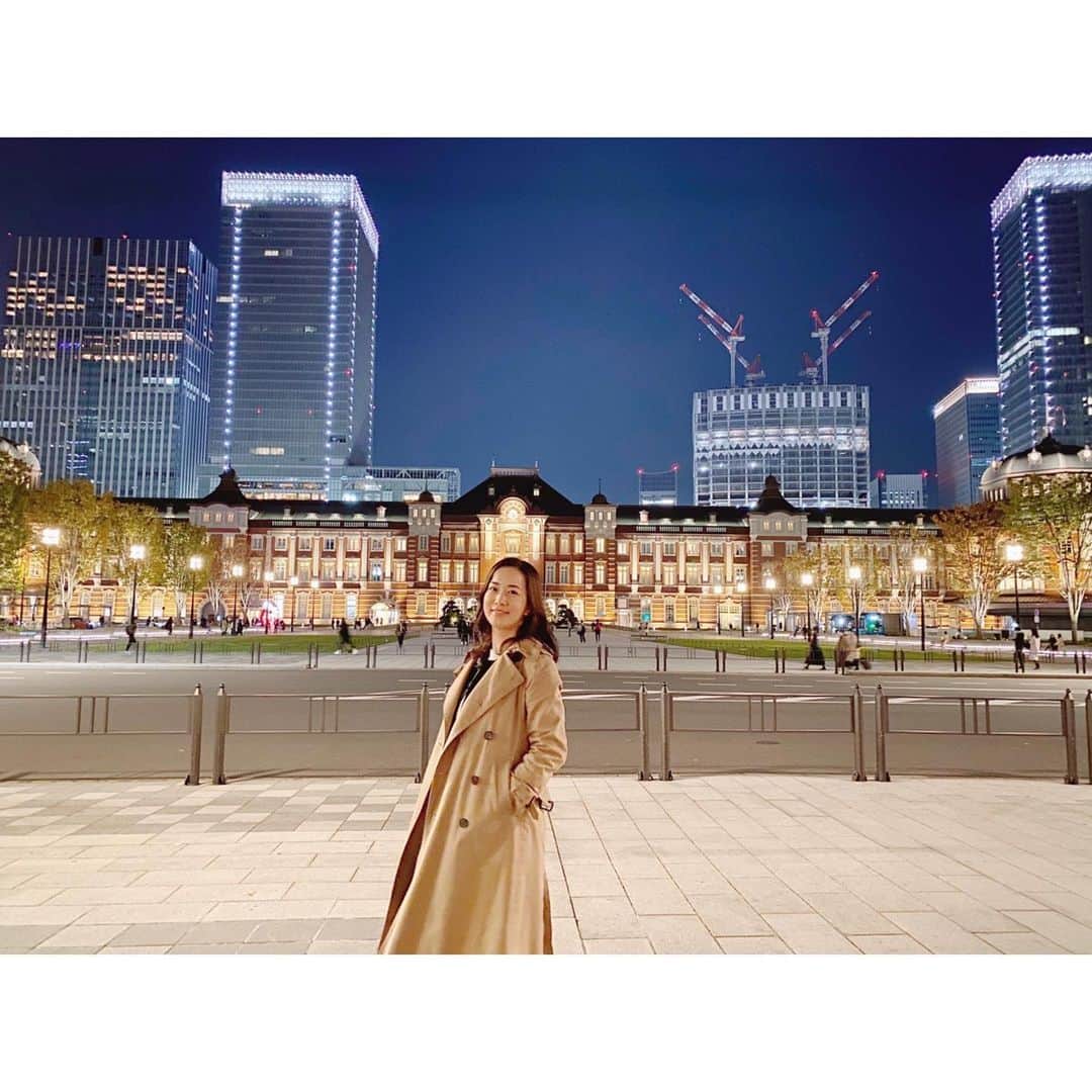 納富有沙のインスタグラム：「. TOKYO STATION💫🌃 . . . 夜の東京駅はまるで芸術作品だね〜！🥰 . . . #tokyo #tokyostation #illustration #illuminations  #japan #usa #actress  #東京 #東京駅 #夜の東京駅 #イルミネーション」
