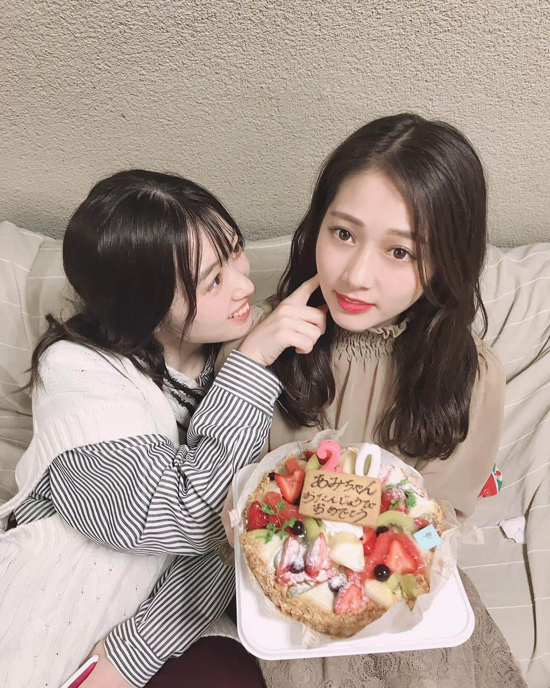 山岸理子さんのインスタグラム写真 - (山岸理子Instagram)「* AMI Happybirthday!!! 21さいになりました！ おめでとう🎂💜 どんどんお綺麗になっていくあみ。 あみの進化は止まらない！！  ・ ・ ・ ・ #tsubaki_factory #山岸理子 #谷本安美 #あみ #ビューティー担当 #いつも明るくて #ポジティブ #そんな姿に #元気もらってるよ #ありがとう #写真集も #楽しみ 🤍」11月16日 16時06分 - riko_yamagishi.official