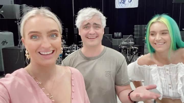 シェパードのインスタグラム：「SO excited to perform live again this weekend at the Airbeats Open Air Concert in Gladstone! ✨🎶Grab your tickets at the link here: https://gladstoneentertainment.com/event/air-beats-open-air-concert-2020/」
