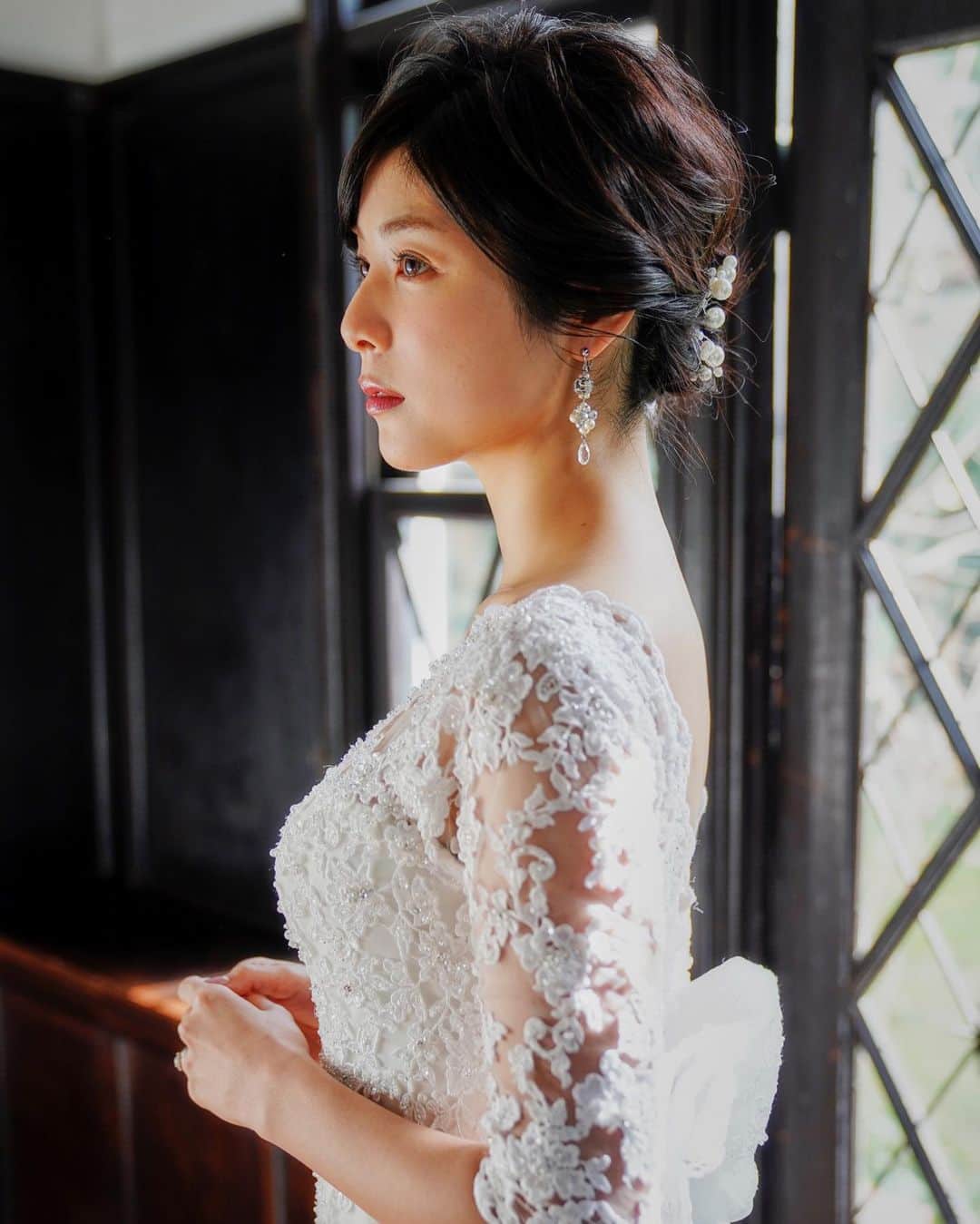 のインスタグラム：「そしてこれは今年の一月に細野晋司さんに撮影して頂いたウェディングドレス姿。 ヤングジャンプの制服コレクション時代（当時15歳）からずっとお世話になっている大好きなカメラマンさん 人生の大切な節目は細野さんに撮ってもらいたい…とずっと思っていたので、本当に夢のようなしあわせな時間でした💐  #ウェディングドレス」