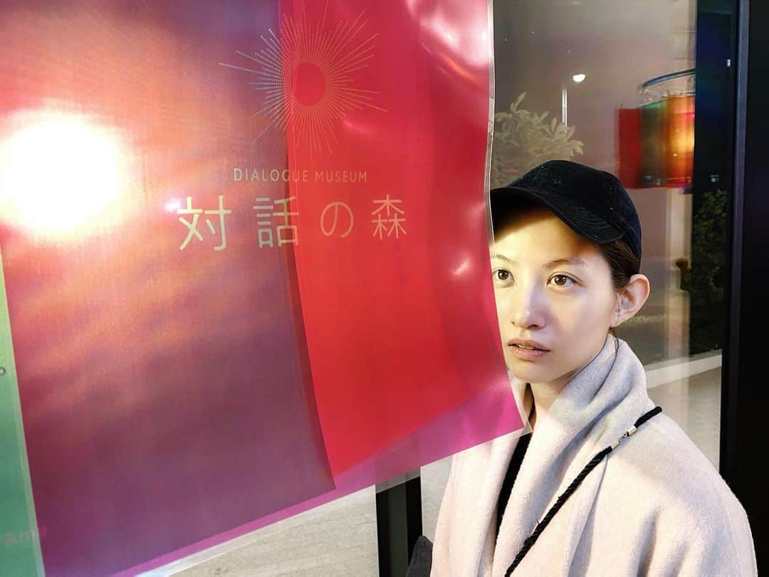 のインスタグラム：「言葉の壁を超えて、 人はもっと自由になる #ダイアログインサイレンス   音を遮断するヘッドセットをつけて、聴覚障害を持つ案内人と様々な体験をし、たくさんの会話をする。  最初、音のない世界への戸惑いからか、ちょっと気を緩めると涙が出そうだった。 あたし言葉に慣れすぎて、ちゃんと言葉を理解していなかった。 言葉よりも的確に思いを捉え合ったかもしれない。100%コミュニケーションに集中したからね。  #dialogueinsilence  #dialogueinthedark  #ダイアログインザダーク  #対話の森」